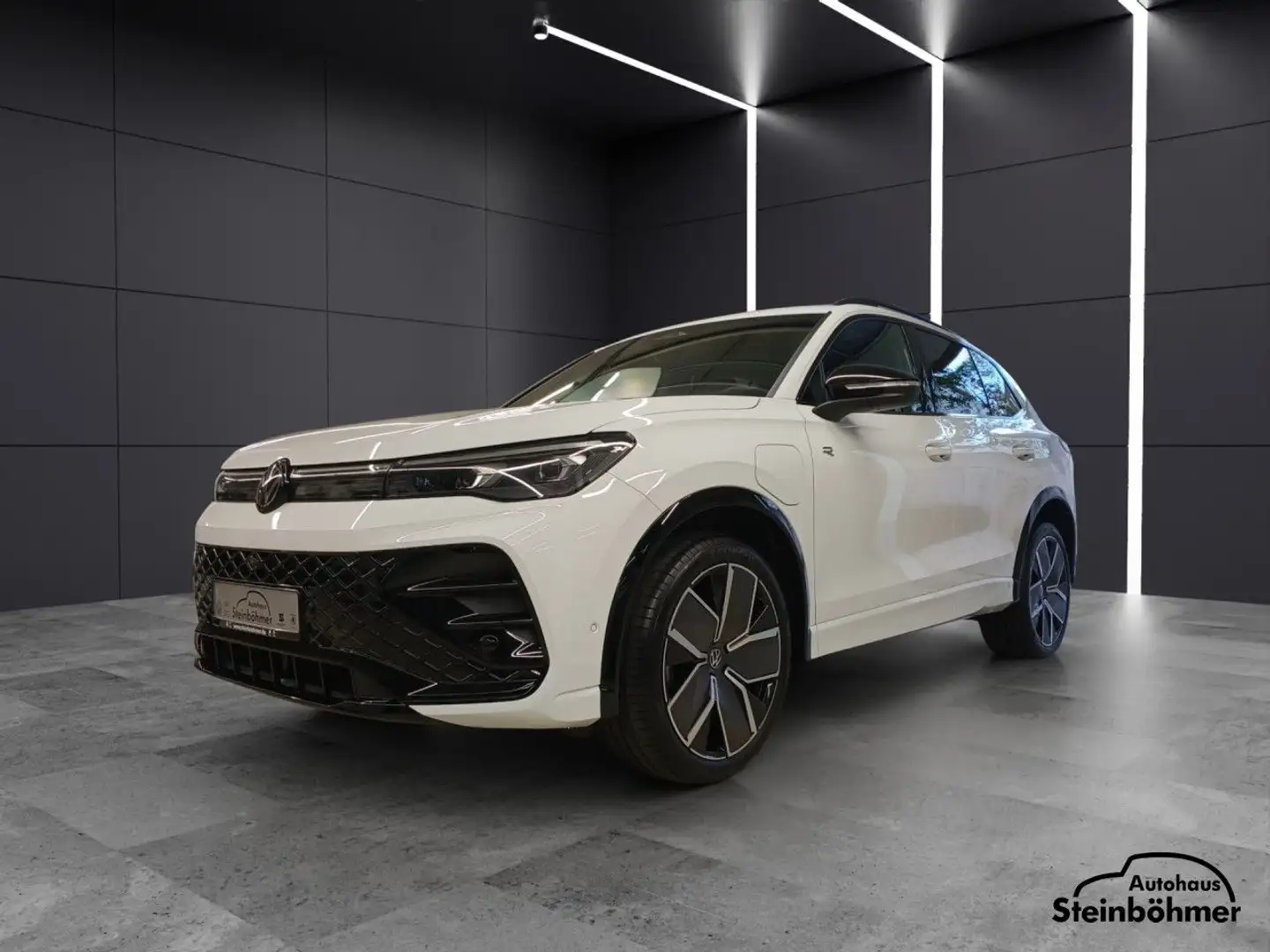 Volkswagen Tiguan R-Line 1.5eHybrid 272PS Pano BlackStyle AHK Weiß - 2