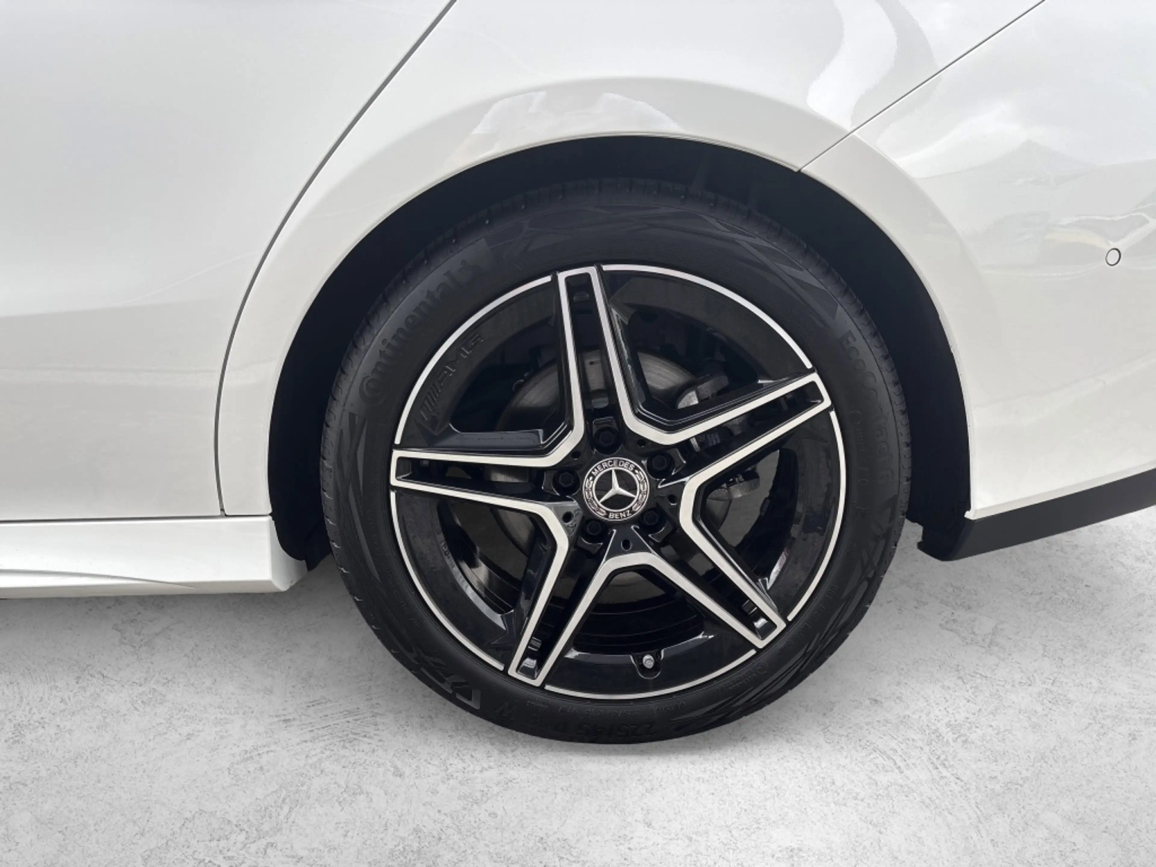 Mercedes-Benz CLA 220 4MATIC Coupé AMG NIGHT PANO 360 ACC SOUND — photo 4