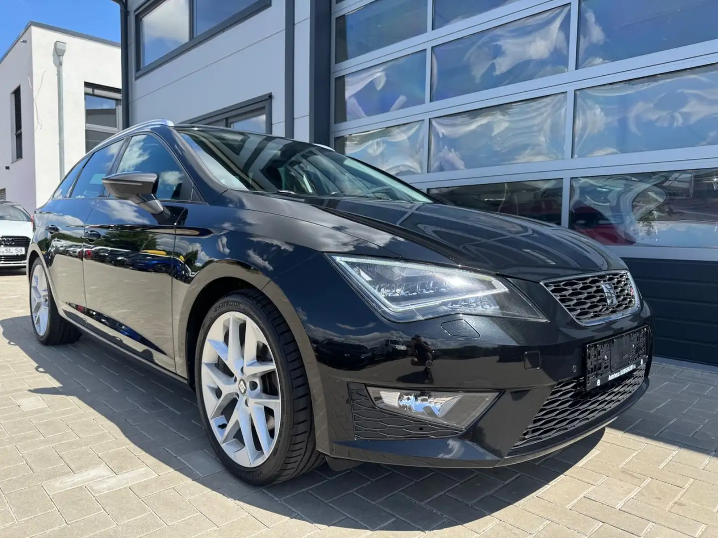 SEAT Leon ST FR 2.0TDI LED NAVI 135KW Zwart - 1