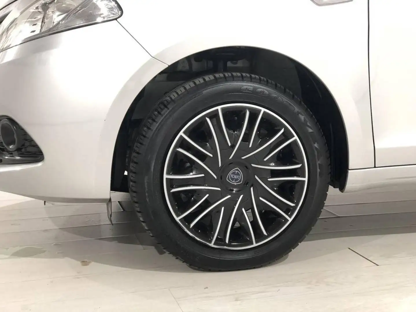 Lancia Ypsilon 1.2 Gasolina 67cv 1.2 Gasolina 69cv Plateado - 2