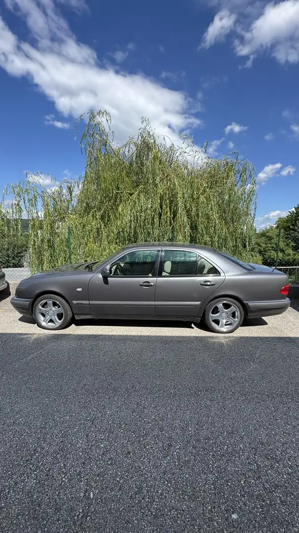 Mercedes-Benz E 300 D Elegance 136ps OM606 - 2