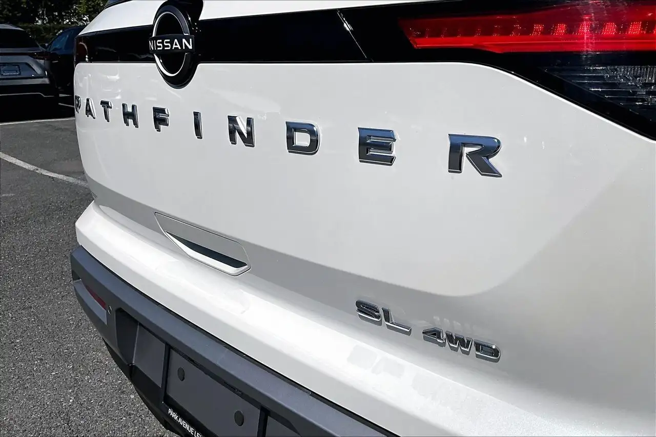 Nissan Pathfinder снимка Nissan Pathfinder
