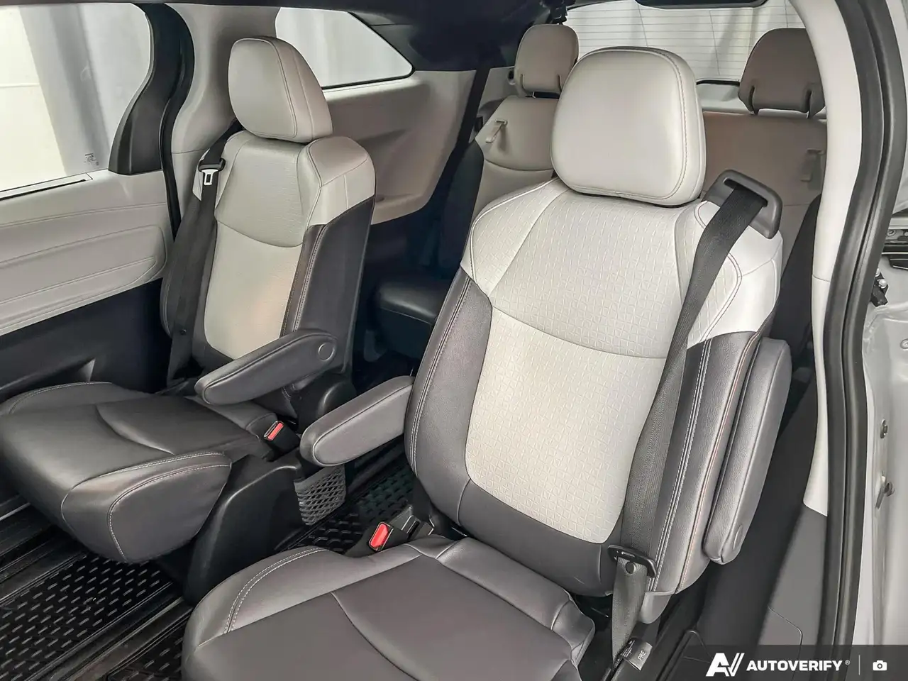 Toyota Sienna снимка Toyota Sienna