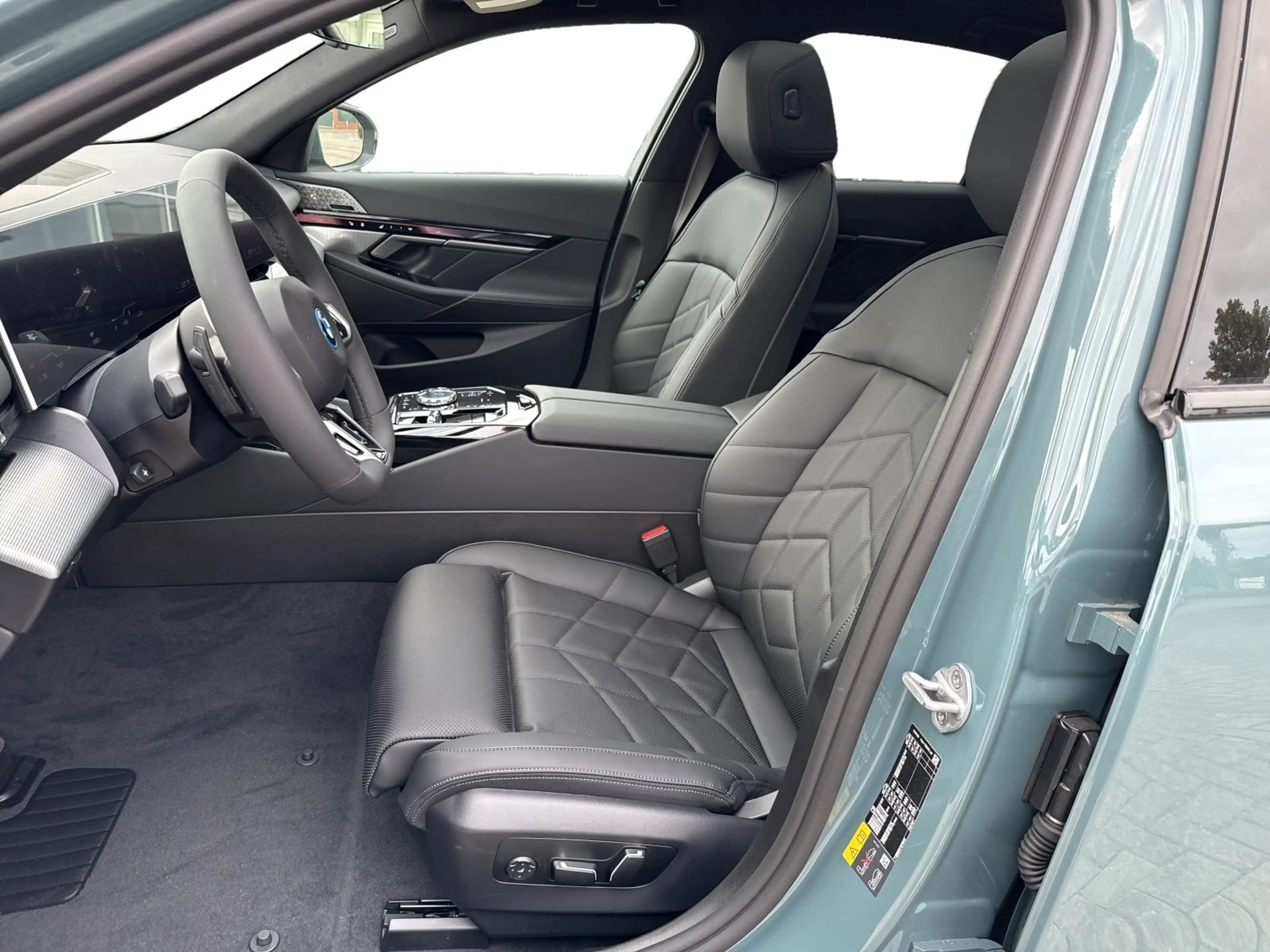 BMW i5 eDrive40 AHK 360° STANDHZ HEAD-UP SITZBELÜFT — photo 17