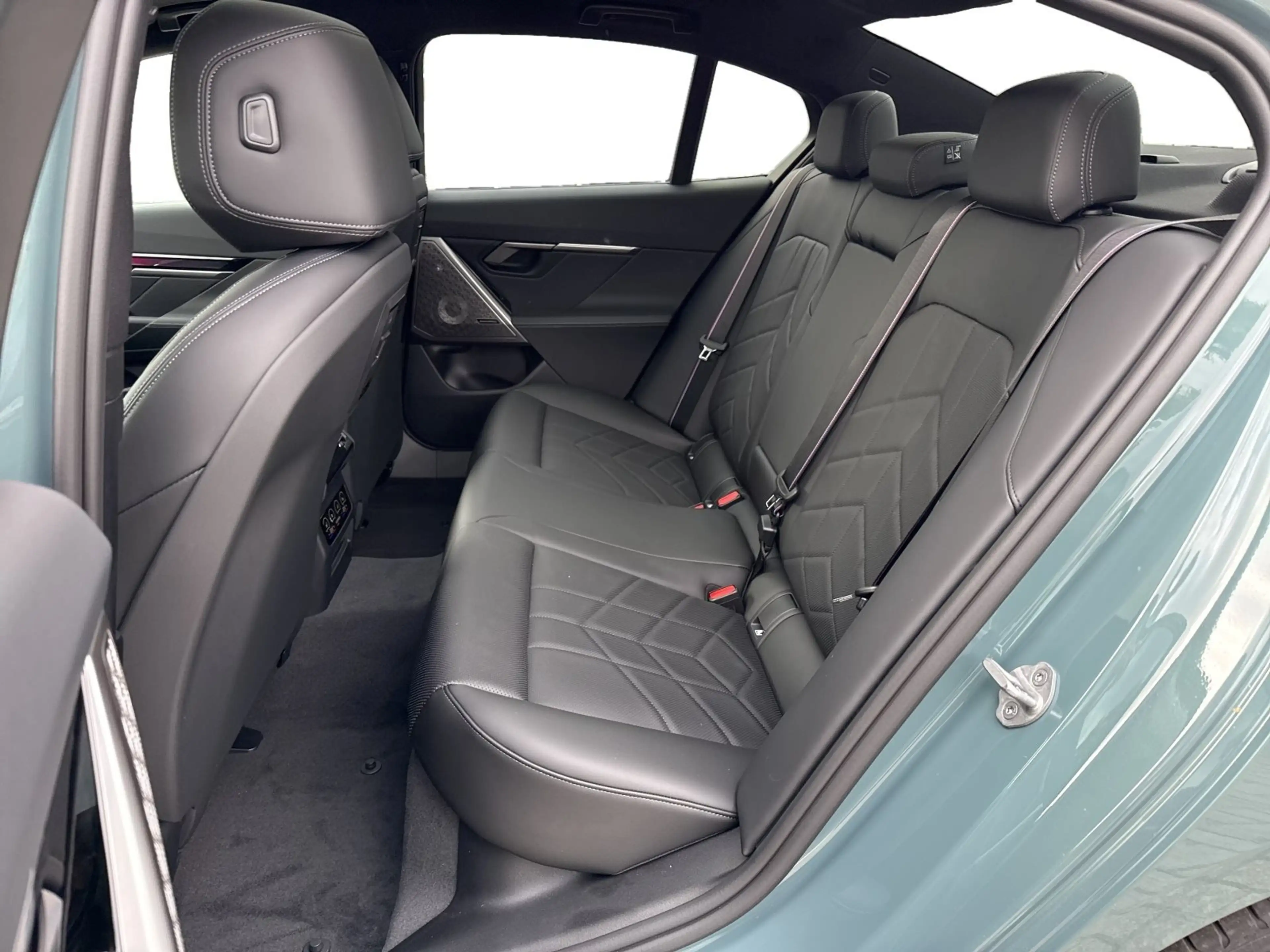 BMW i5 eDrive40 AHK 360° STANDHZ HEAD-UP SITZBELÜFT — photo 18