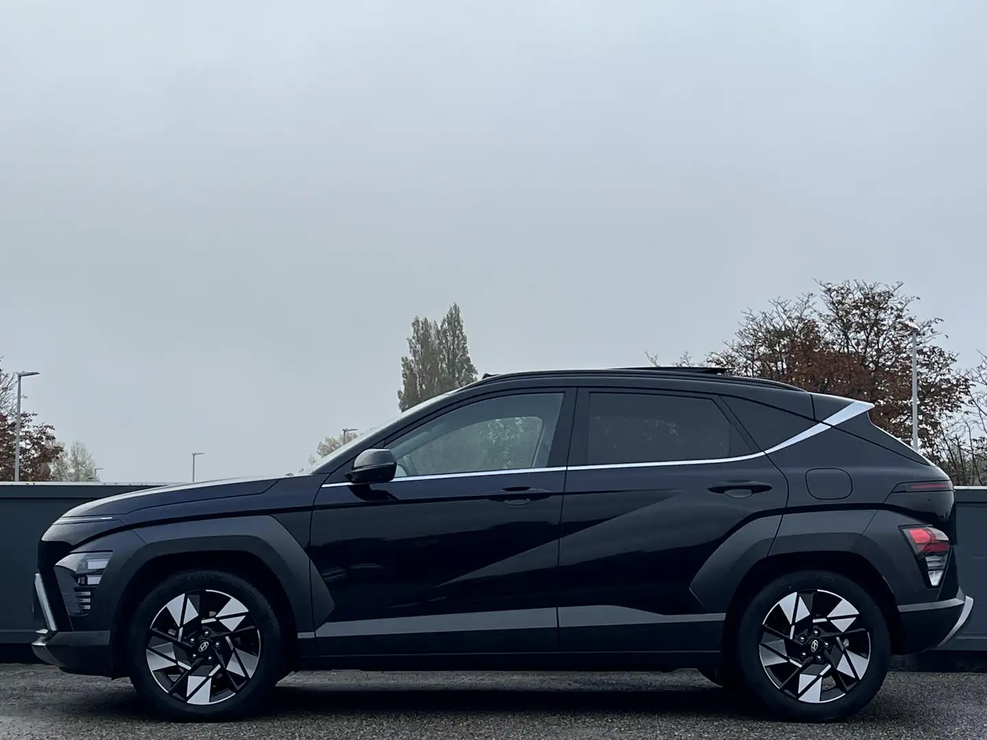 Hyundai KONA 1.6 GDI HEV 140 PK Comfort smart Sky++ | Schuifkan Zwart - 2