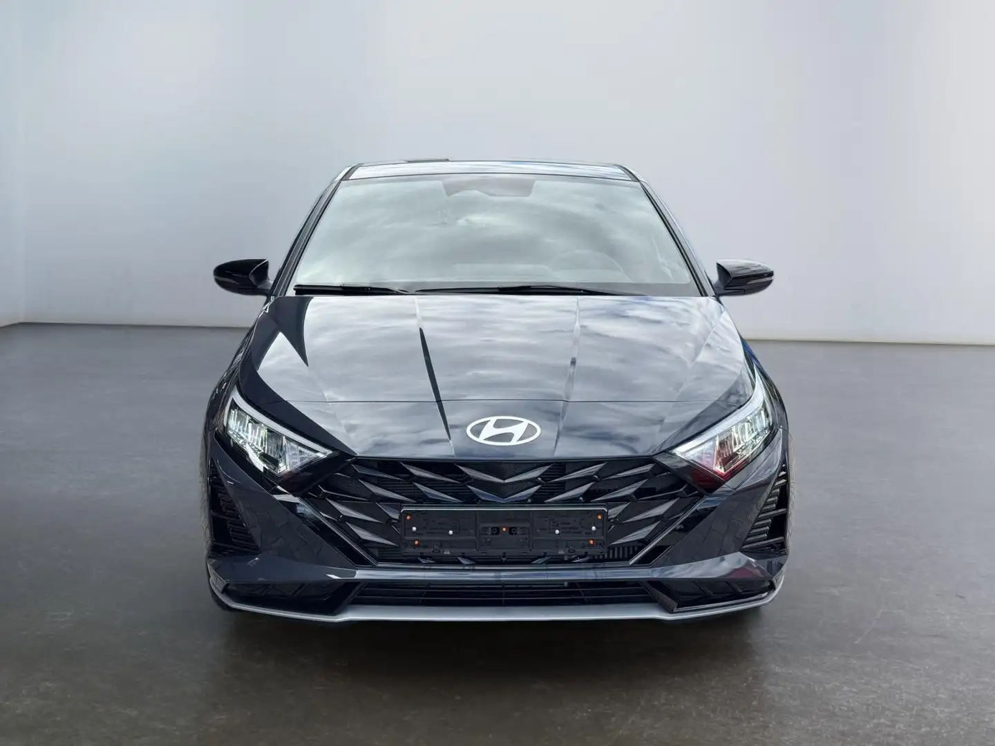 Hyundai i20 Black Edition 1,0 T GDI DCT-7 Navigation 16 Zol... Grau - 2