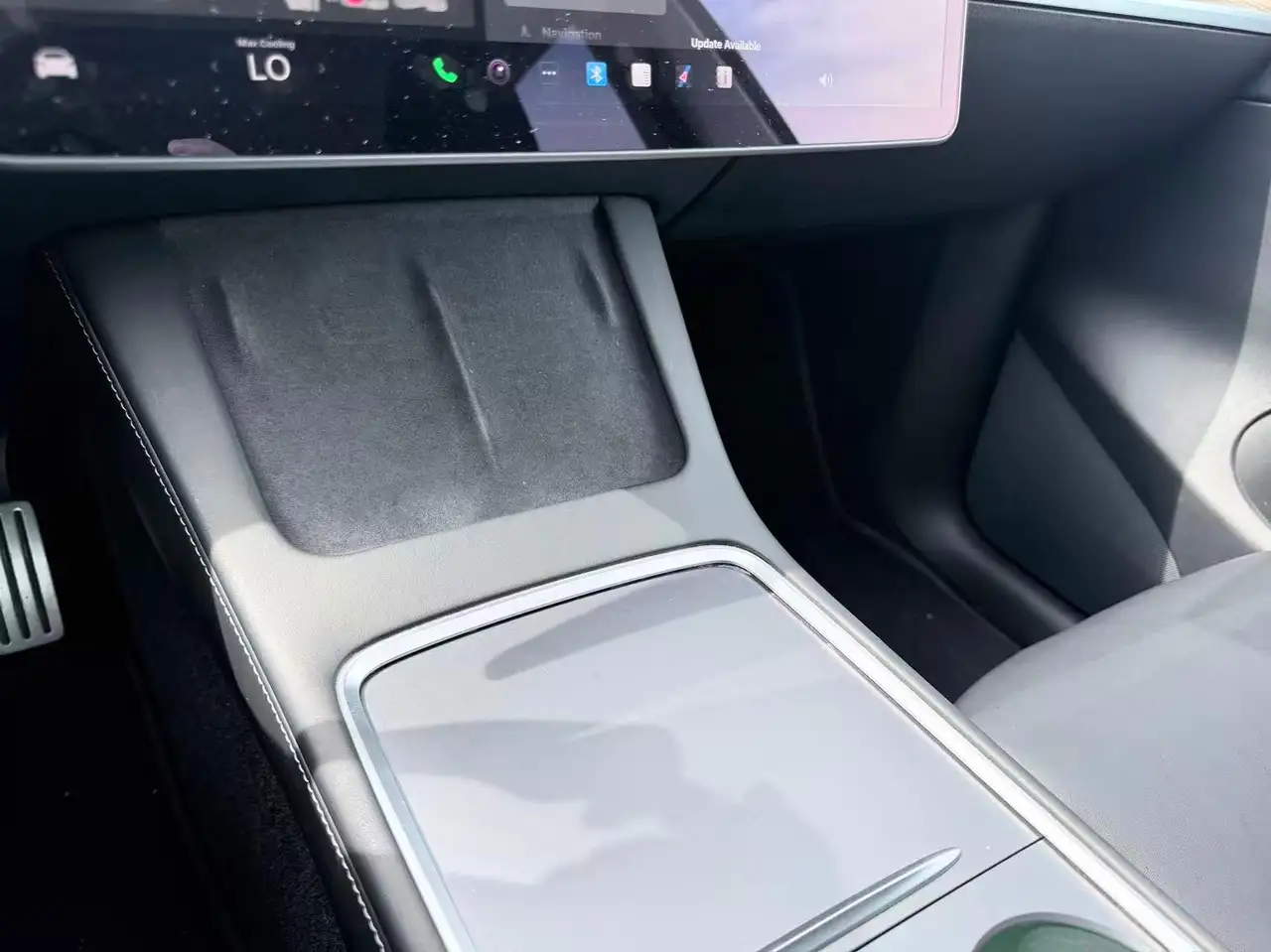 Tesla Model Y photo Tesla Model Y