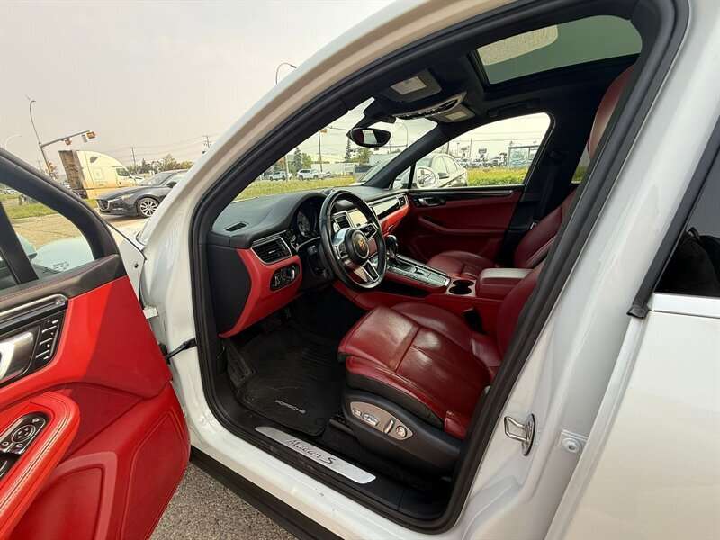 2016 Porsche Macan S thumb 14