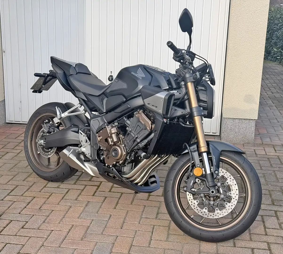 Honda CB 650 Honda CB 650 R E-Clutch - Sport-Paket - kurzer Kennzeichenhalter - Tankprotektoren - TOP ZUSTAND Negro - 2