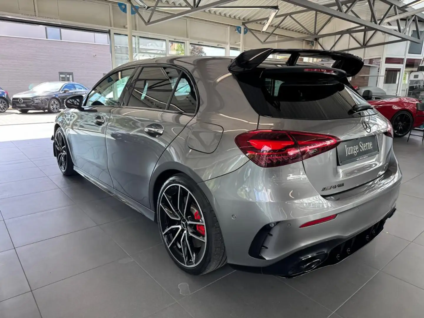 Mercedes-Benz A 35 AMG 4M Premium PerfSitz Aero RIDE Distronic Grau - 2