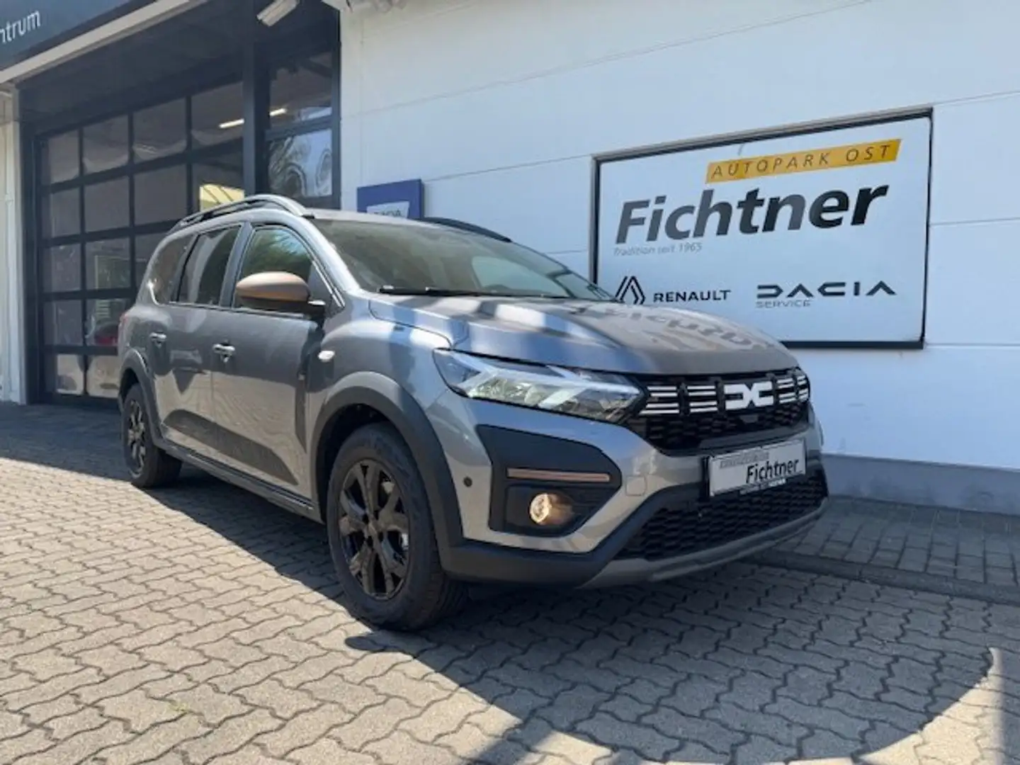 Dacia Jogger Extreme+ TCe 110 7 Sitzer inkl. Winterräder Gris - 1