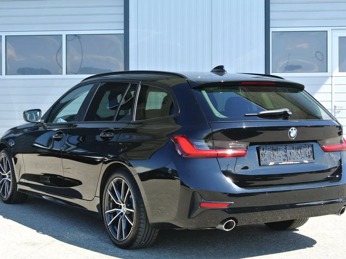 BMW 318 d touring Aut. Advantage * virt. CP // LED // NAVI Schwarz - 2