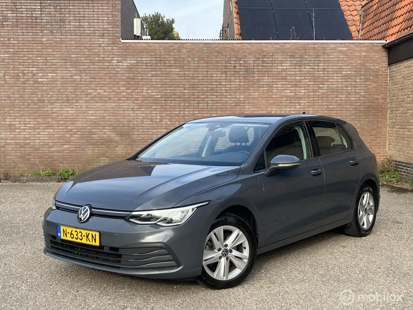 Volkswagen Golf 1.0 eTSI Life | CarPlay | Rijklaar| Automaat Grijs - 1