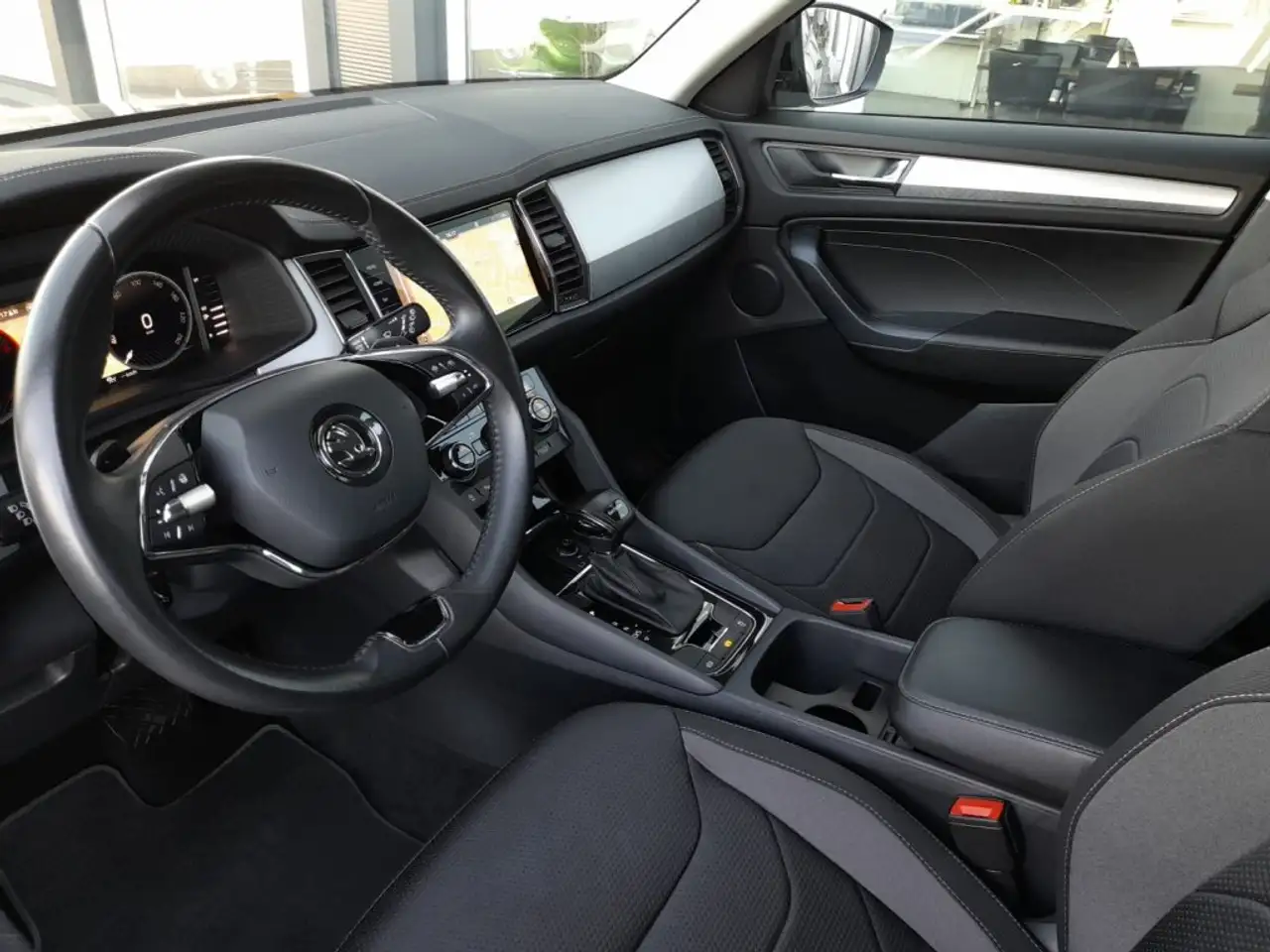 Skoda Kodiaq TOUR 2,0 TDI DSG *MATRIX-LED / 19 ZOLL / VIRTUELL / NAVI / AHV & KAMERA / ACC / E-KLAPPE* 10