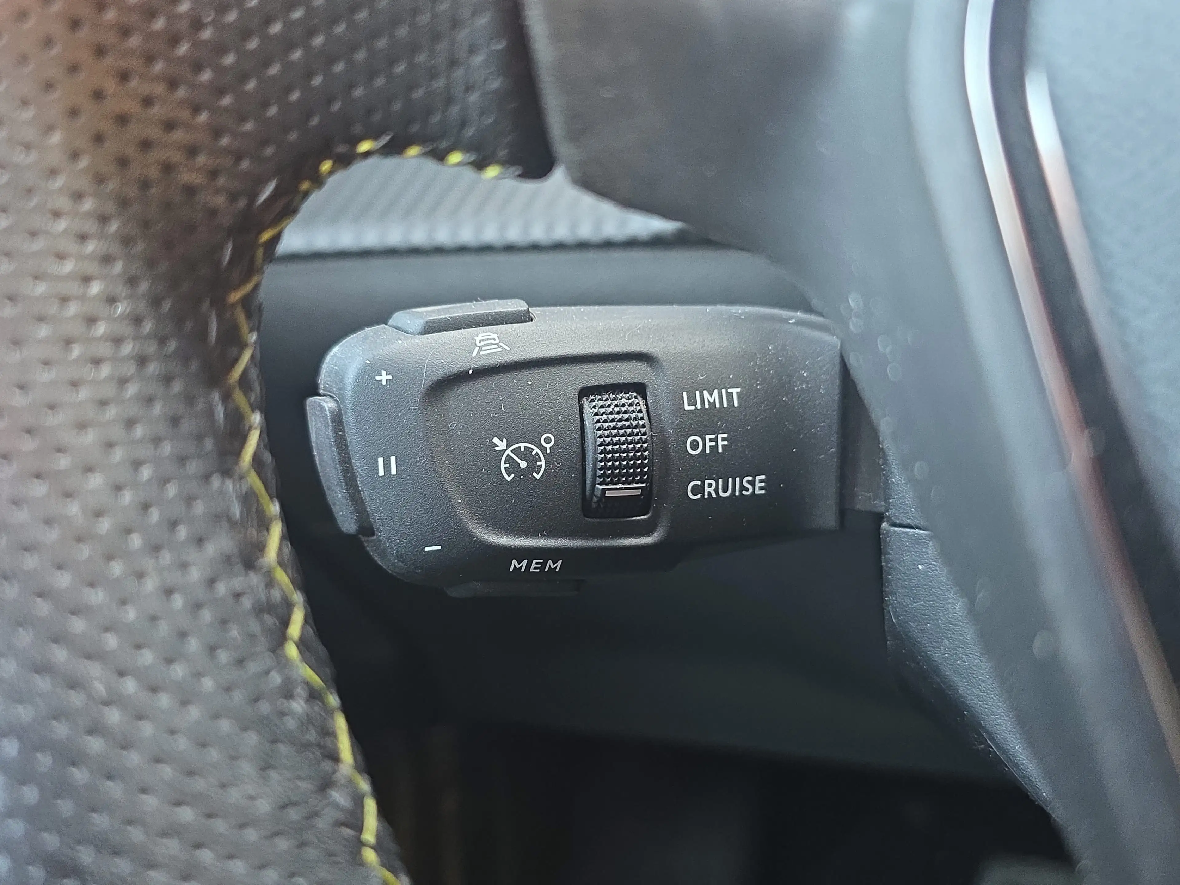 Peugeot 2008 1.2 PureTech 130 GT *Rückfahrkamera* — photo 13