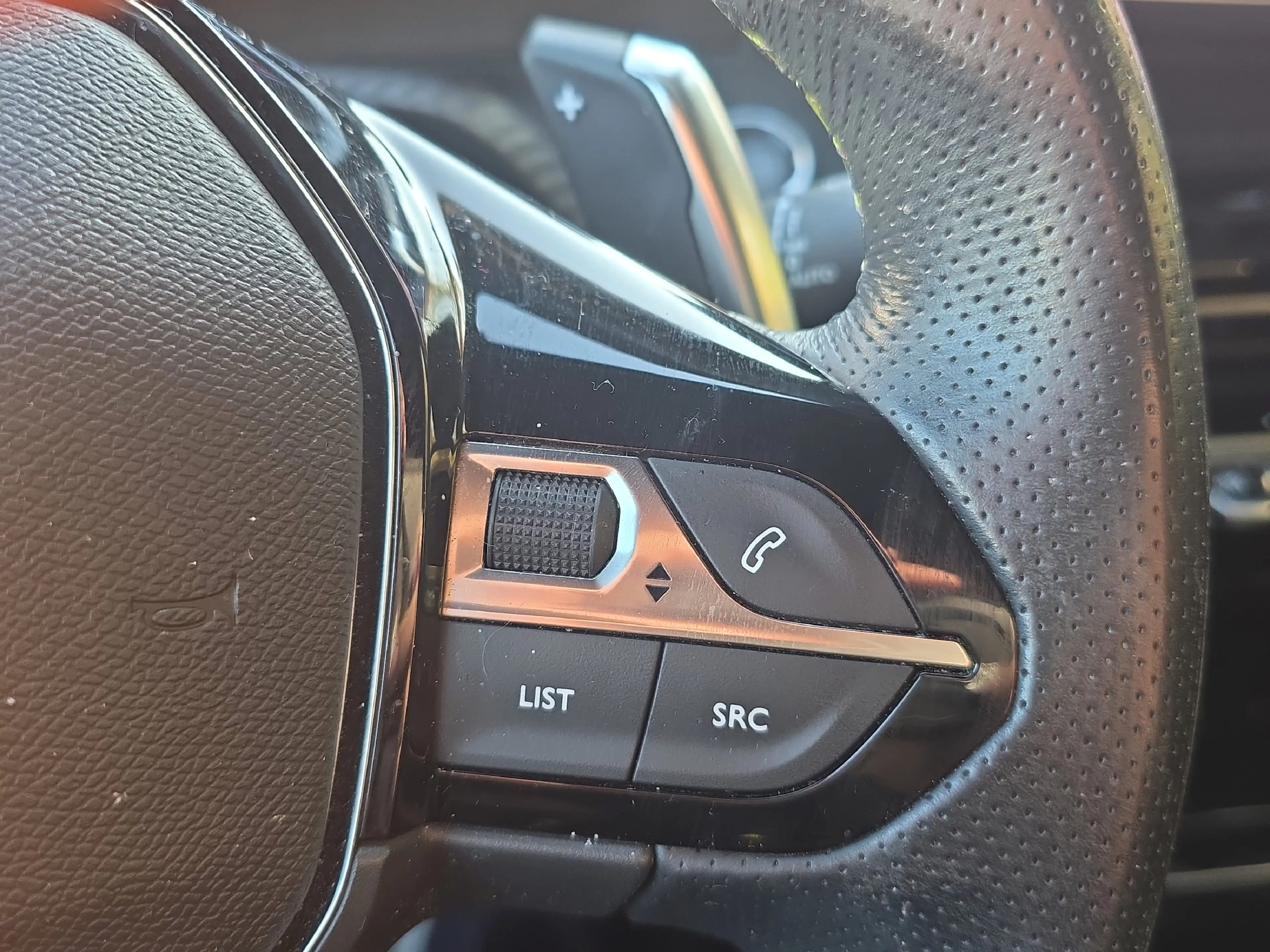 Peugeot 2008 1.2 PureTech 130 GT *Rückfahrkamera* — photo 12