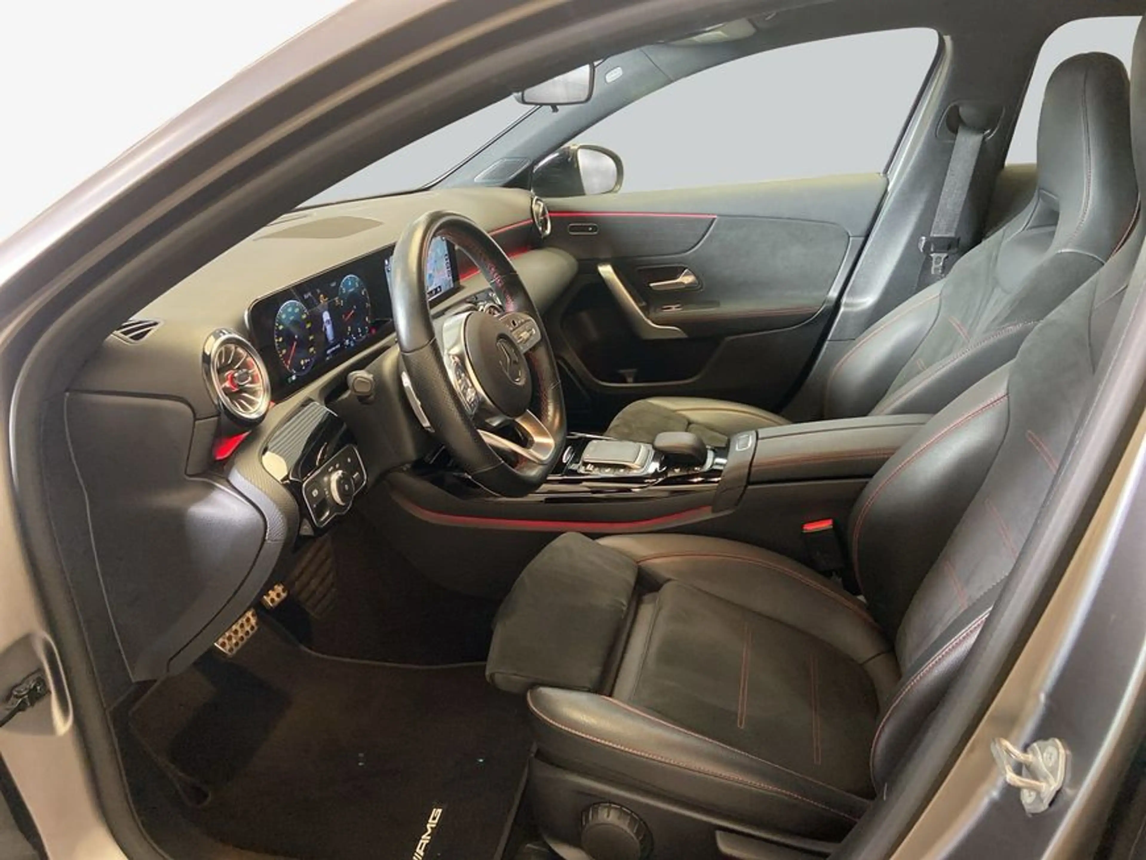 Mercedes-Benz A 35 AMG A-Klasse — photo 9