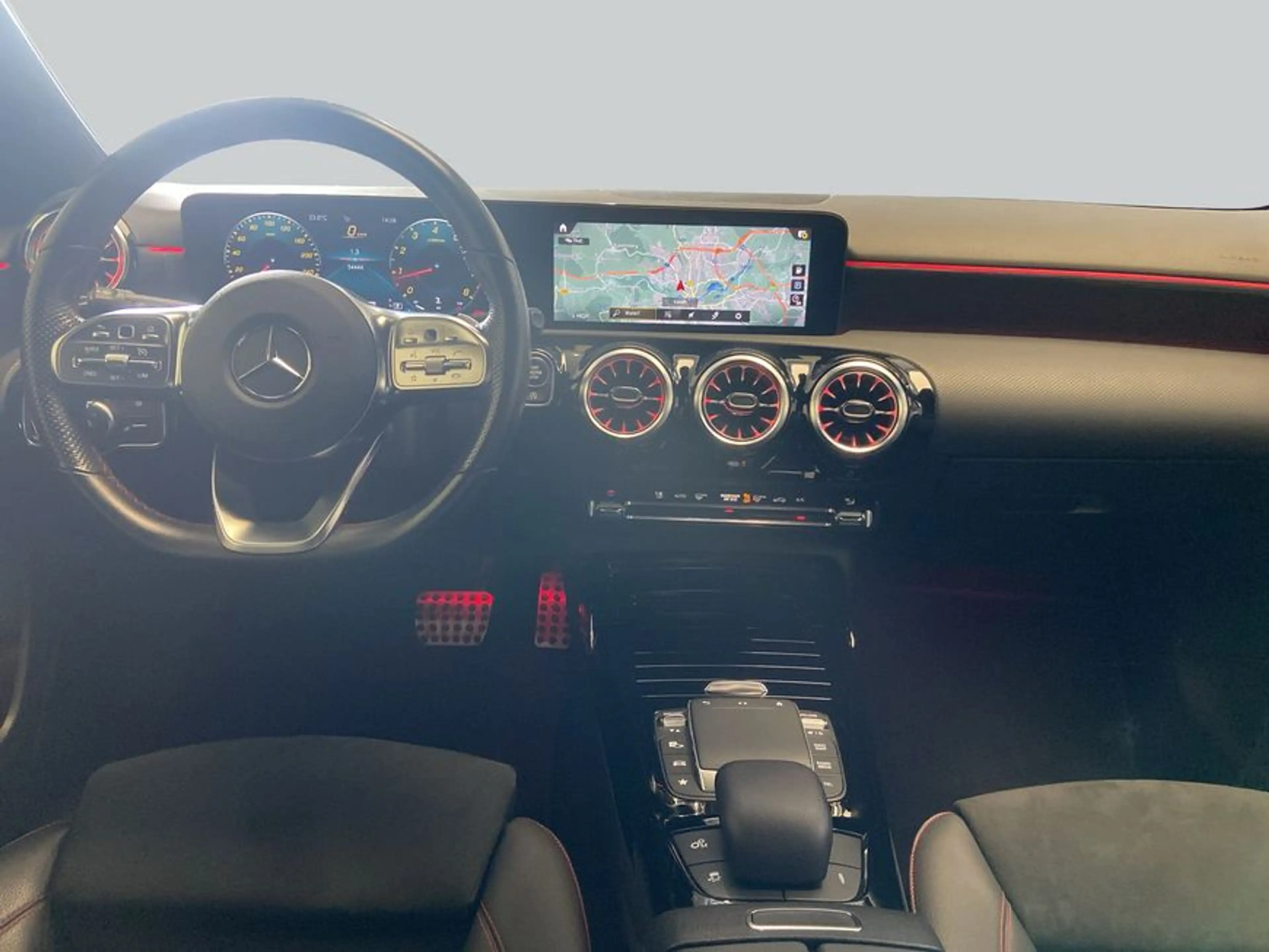 Mercedes-Benz A 35 AMG A-Klasse — photo 13