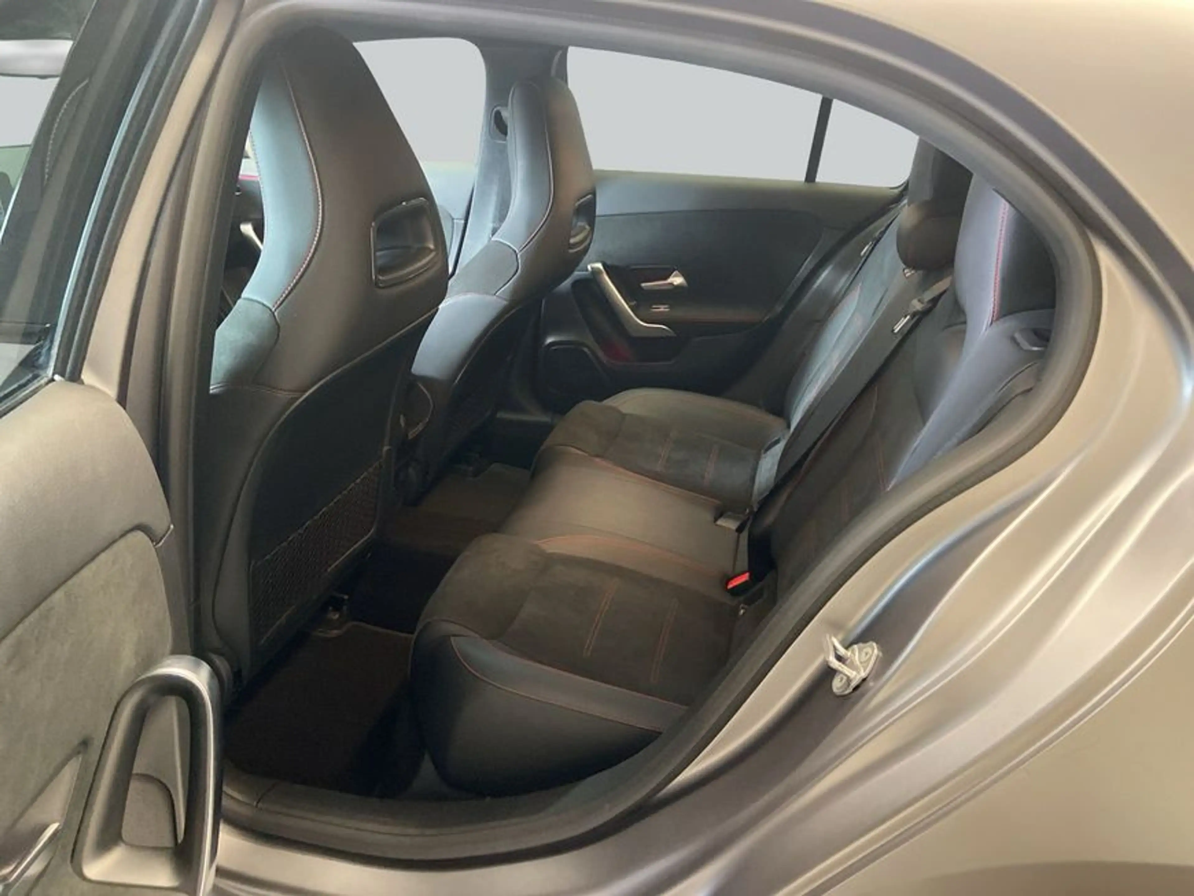 Mercedes-Benz A 35 AMG A-Klasse — photo 11