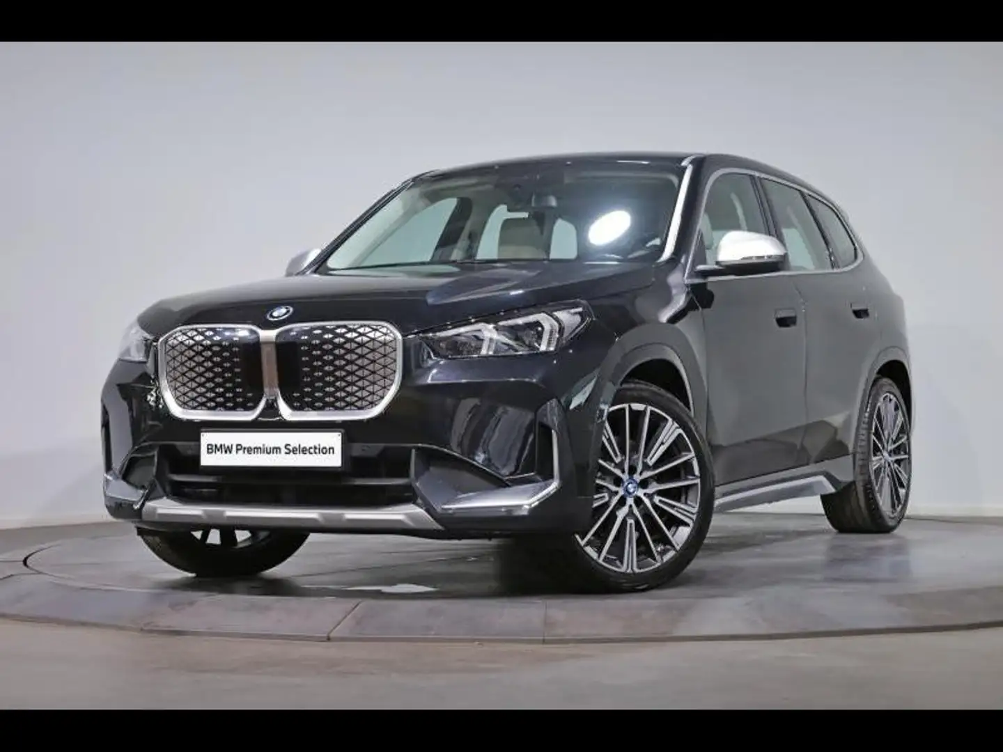 BMW iX1 xDrive30 x-Line Чёрный - 1