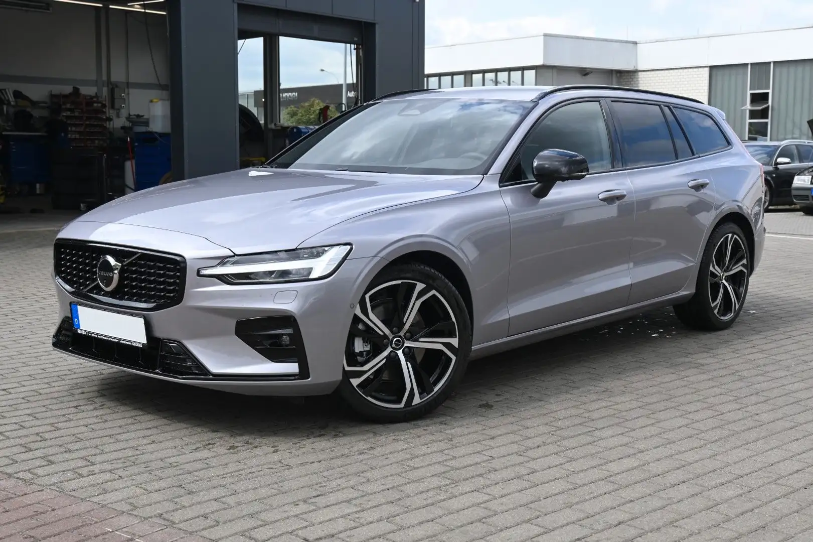 Volvo V60 B4 Benzin DKG Plus Dark*FSHZG*360°*ACC Silber - 1