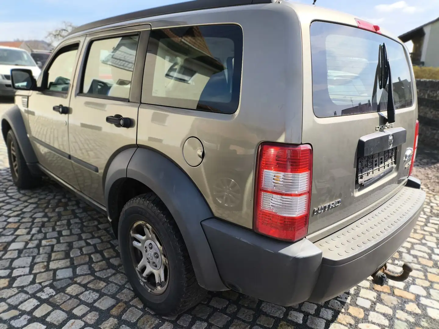 Dodge Nitro 3,7l V6 205PS AUTOMATIK BENZIN/GAS ALLRAD Beige - 2