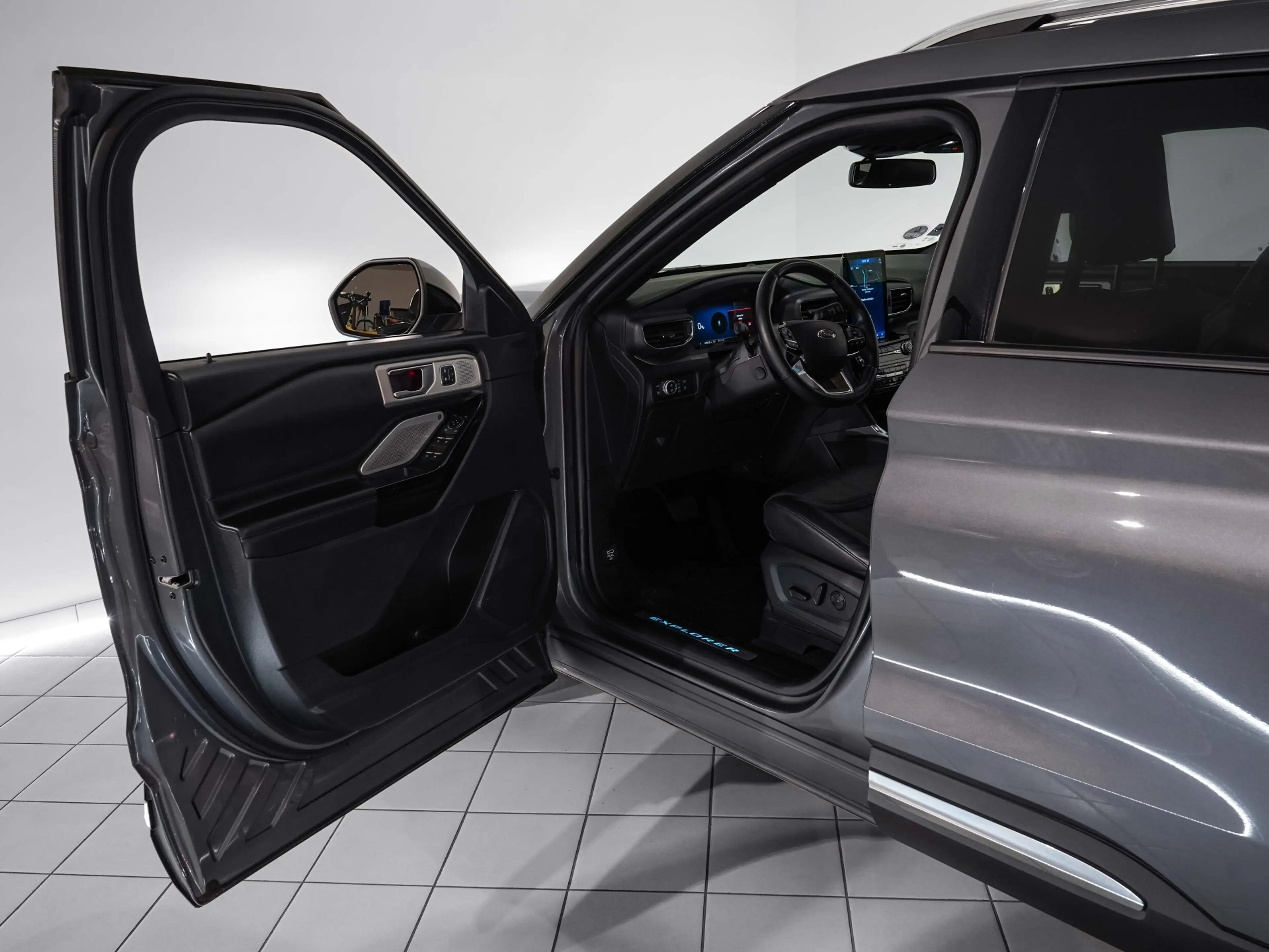 Ford Explorer Platinium — photo 11