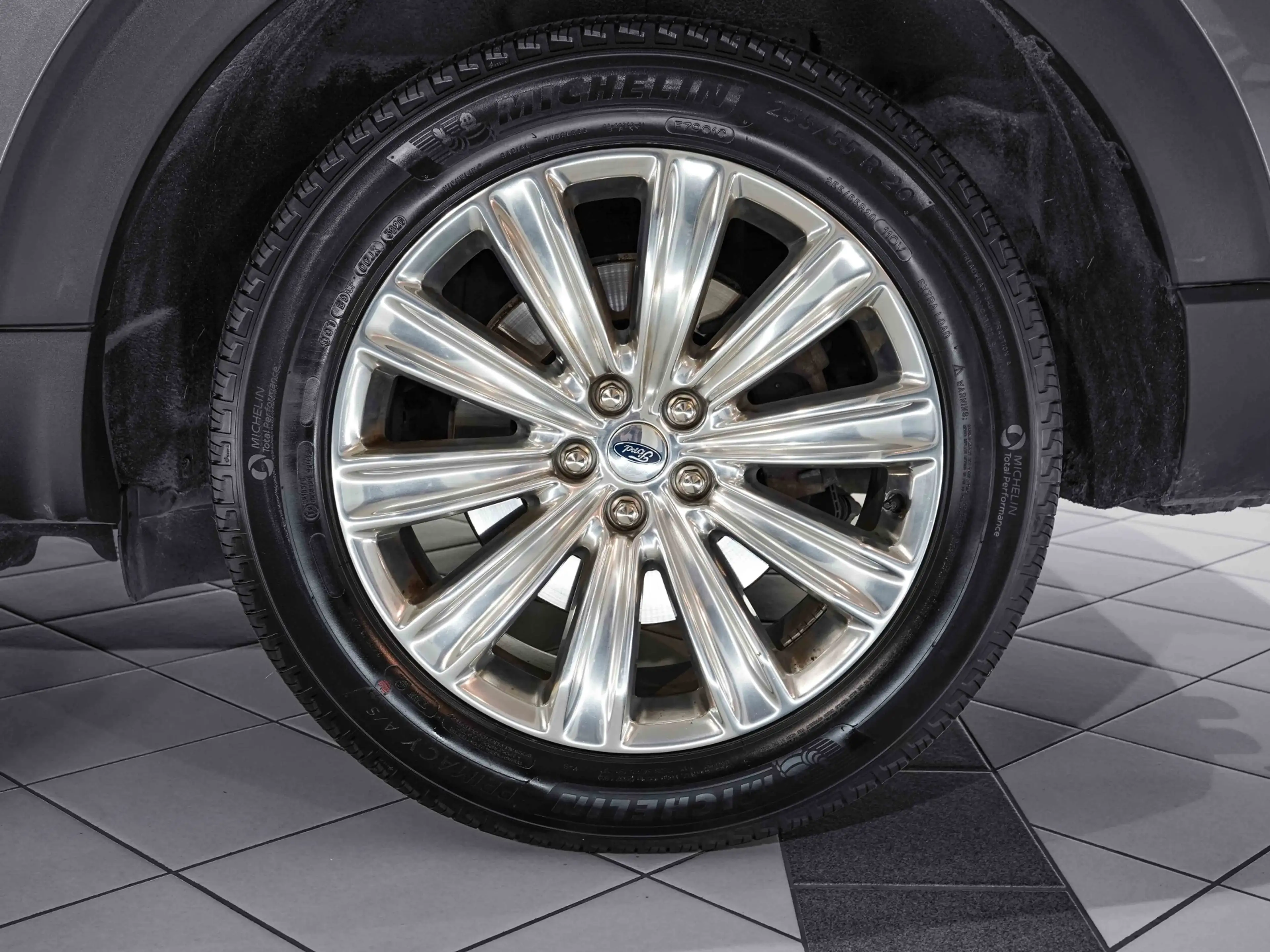 Ford Explorer Platinium — photo 9