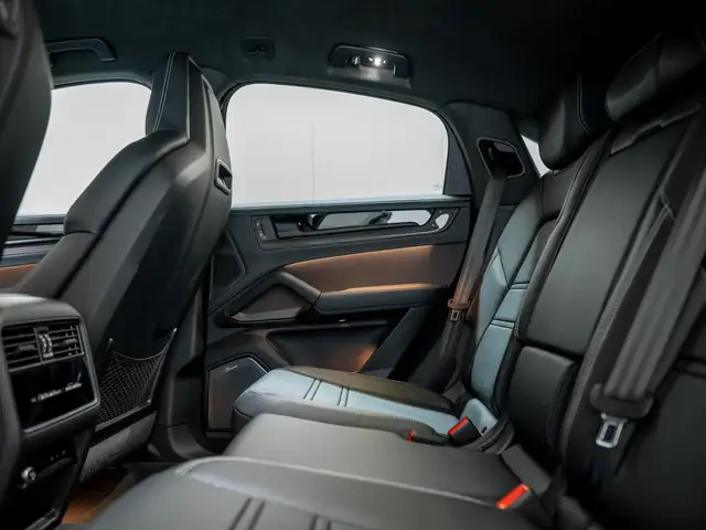 Porsche Cayenne view 26