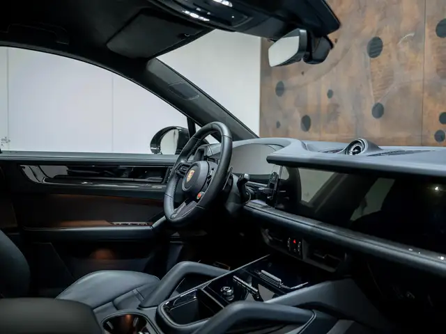 Porsche Cayenne view 16