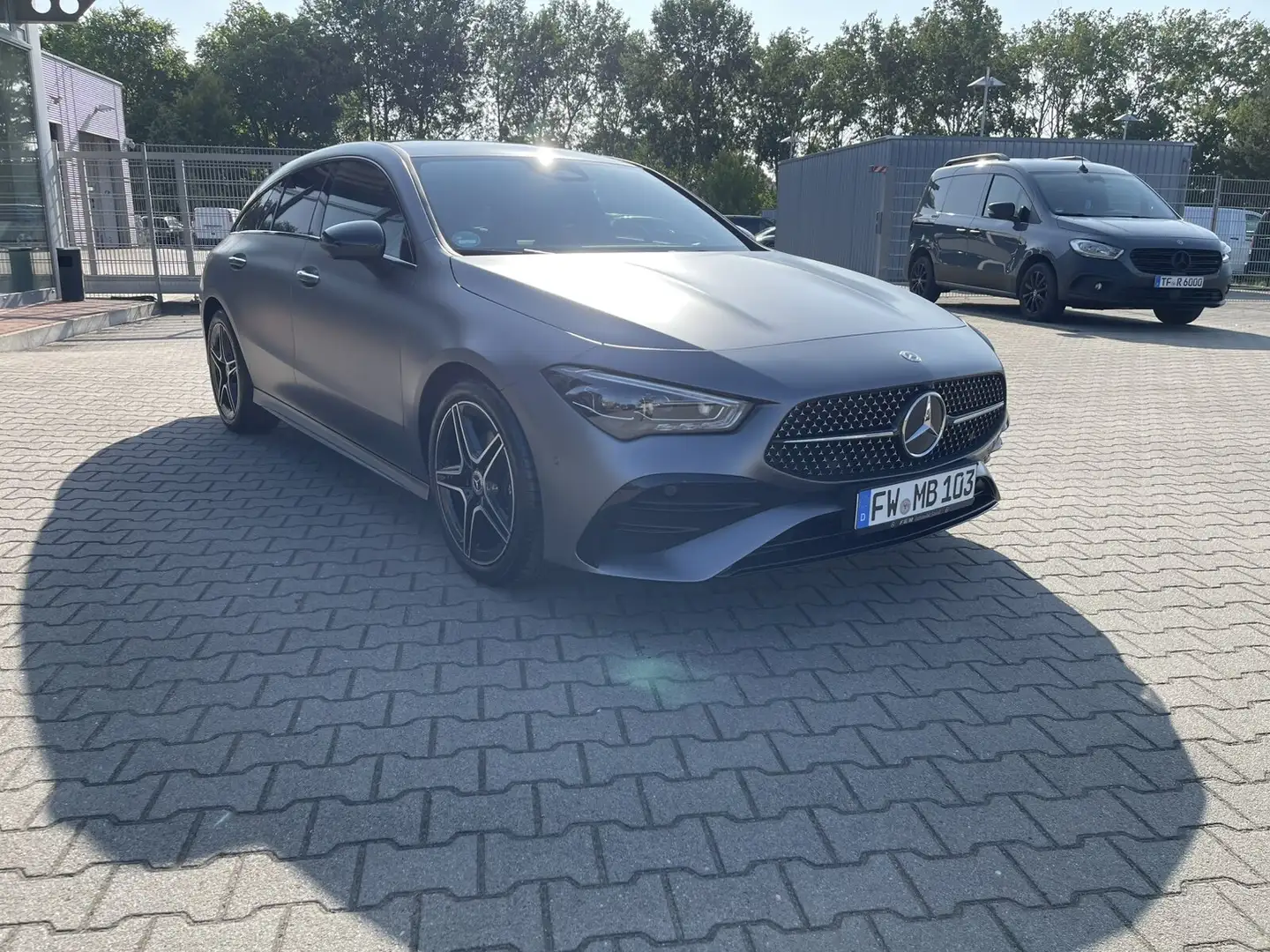 Mercedes-Benz CLA 180 CLA 180 SB AMG/Pano/KeyG/360/Totw/Multibeam/MATT Gris - 2