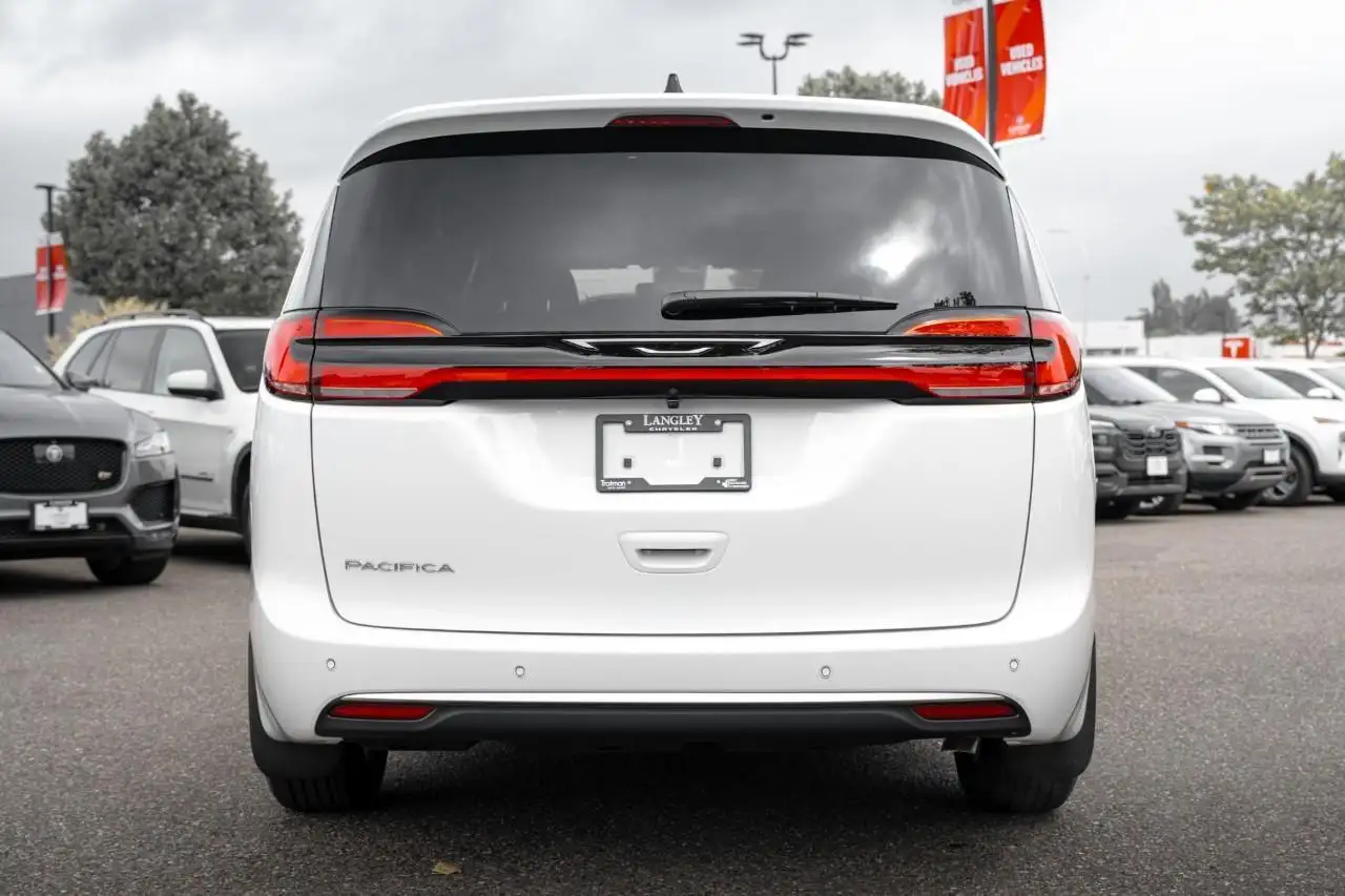 Chrysler Pacifica photo Chrysler Pacifica