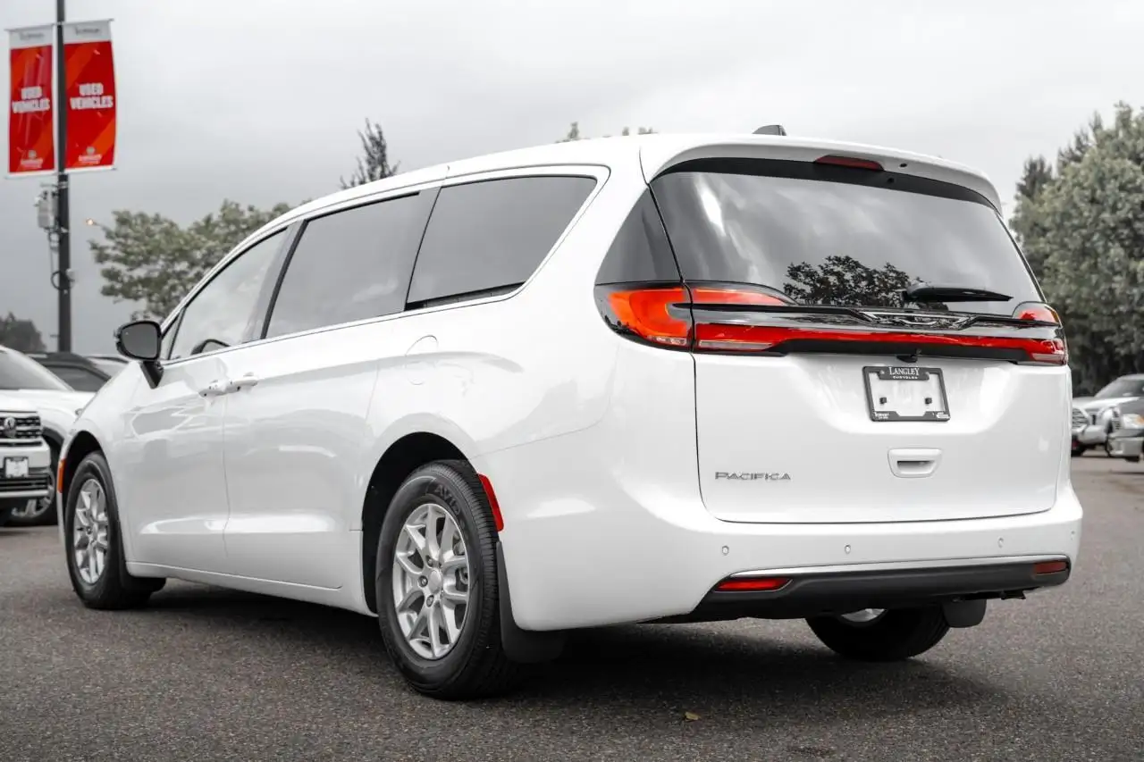 Chrysler Pacifica photo Chrysler Pacifica