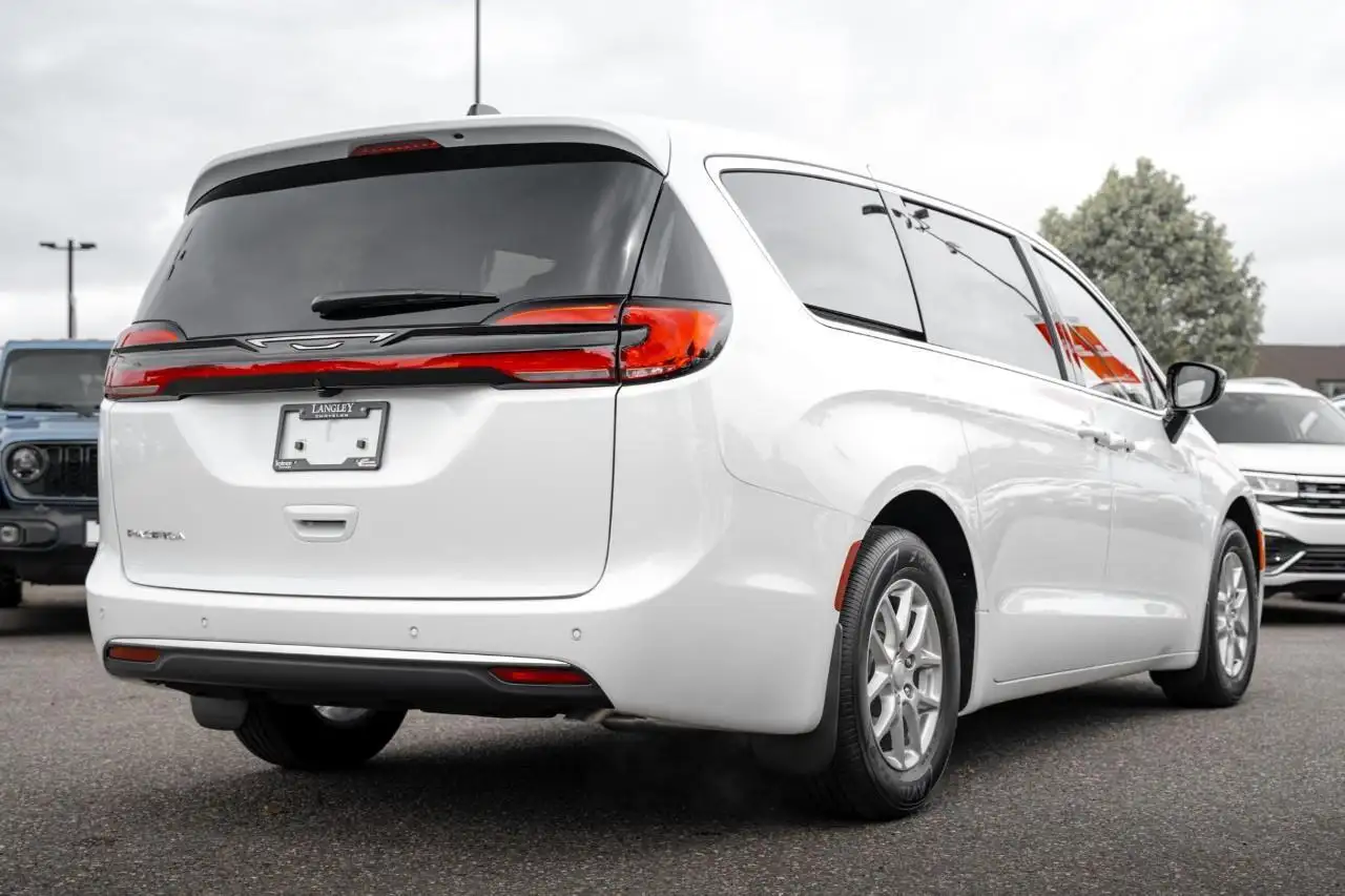 Chrysler Pacifica photo Chrysler Pacifica