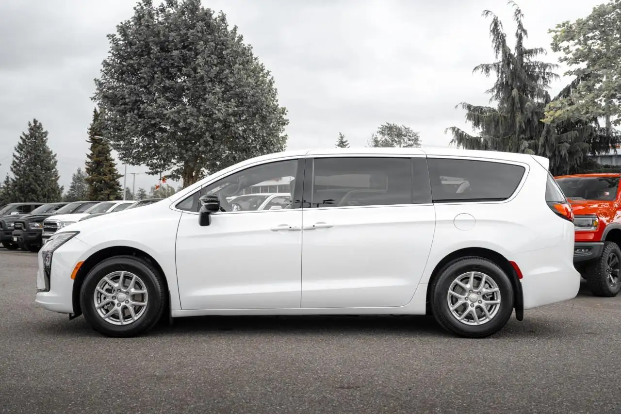 Chrysler Pacifica photo Chrysler Pacifica