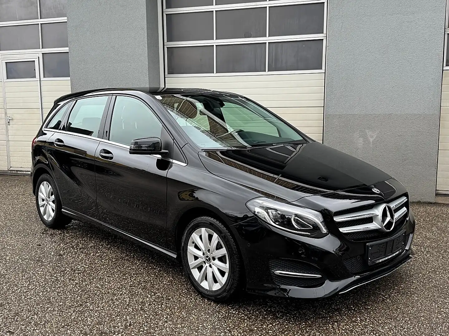 Mercedes-Benz B 180 d Aut. Schwarz - 1