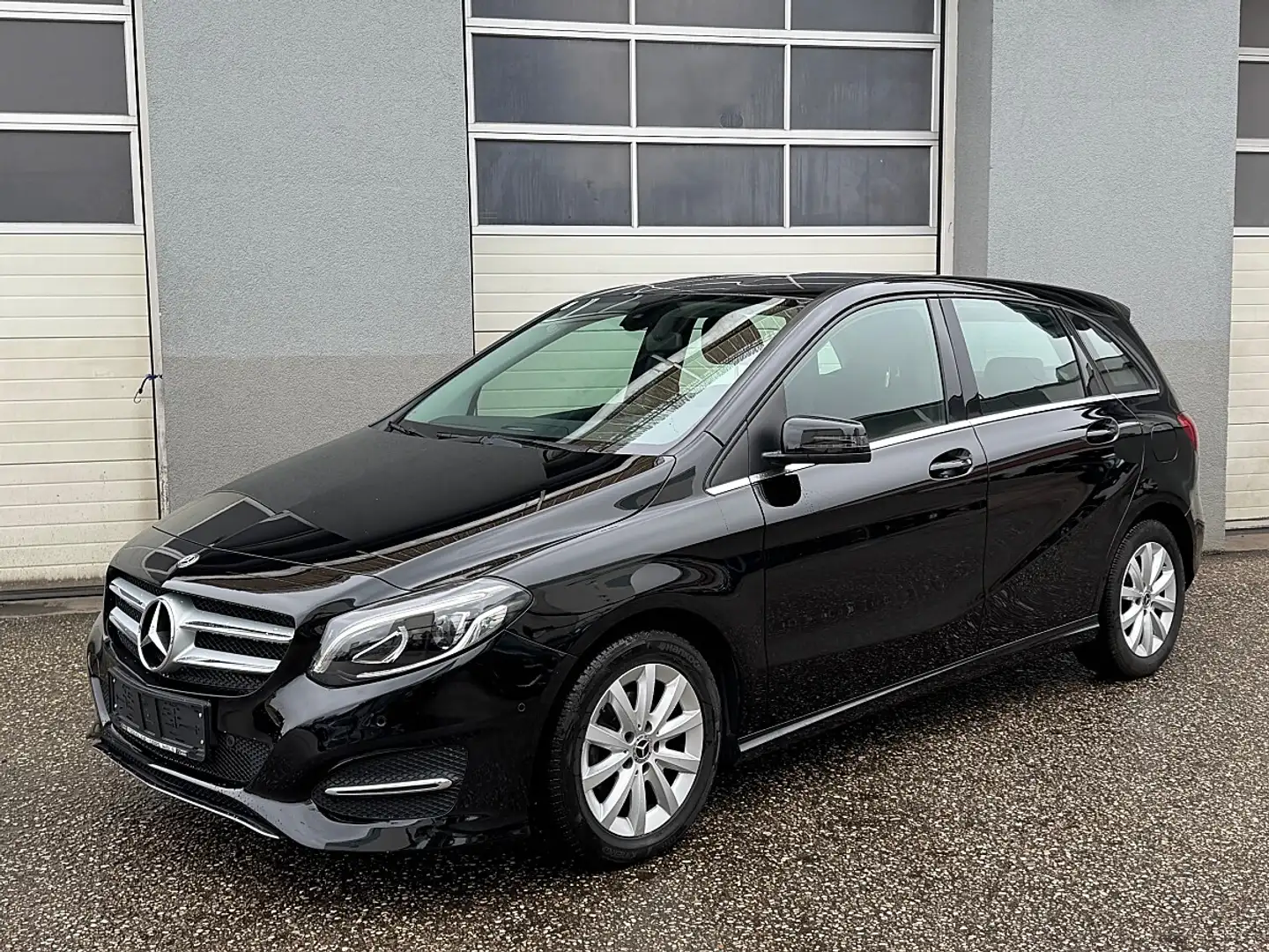 Mercedes-Benz B 180 d Aut. Schwarz - 2