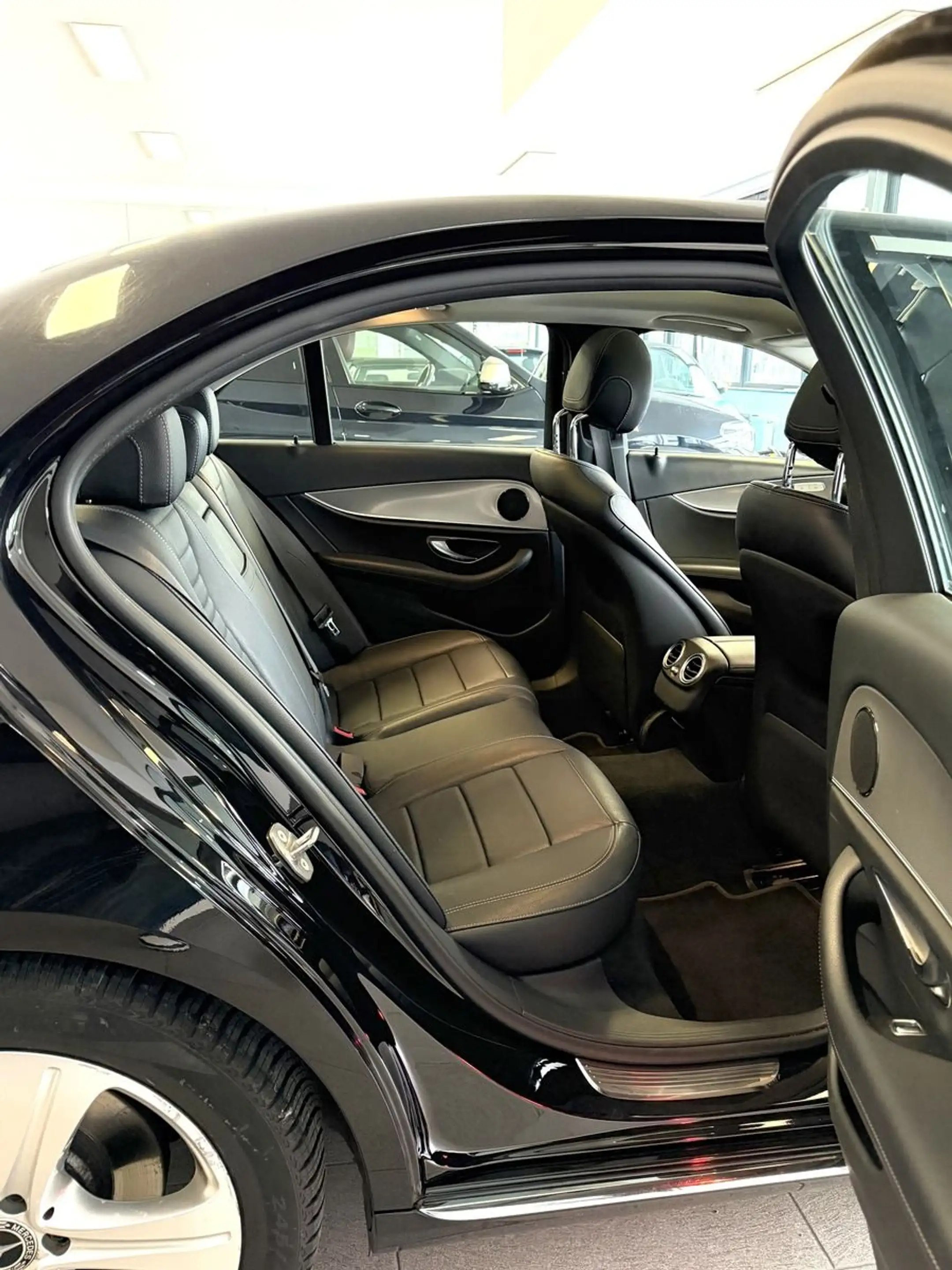 Mercedes-Benz E 350 d AUTOM COMAND KLIMA PANO LEDER PDC KAMERA — photo 11