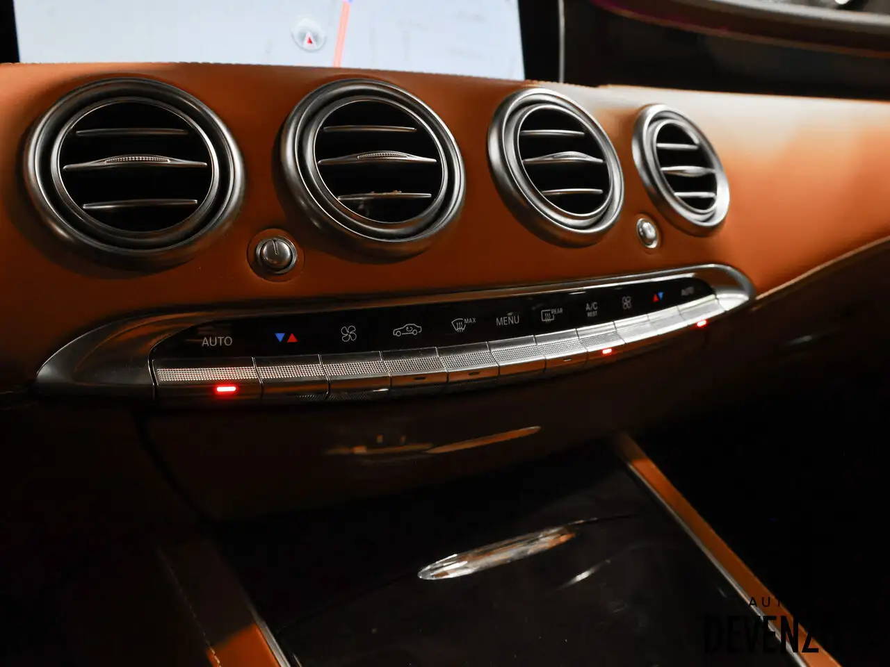 Mercedes-Benz S-Class снимка Mercedes-Benz S-Class