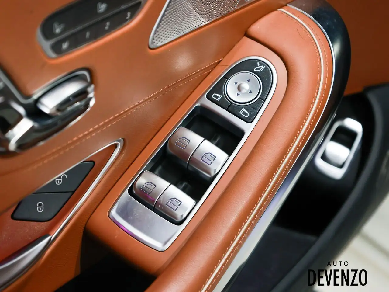Mercedes-Benz S-Class снимка Mercedes-Benz S-Class