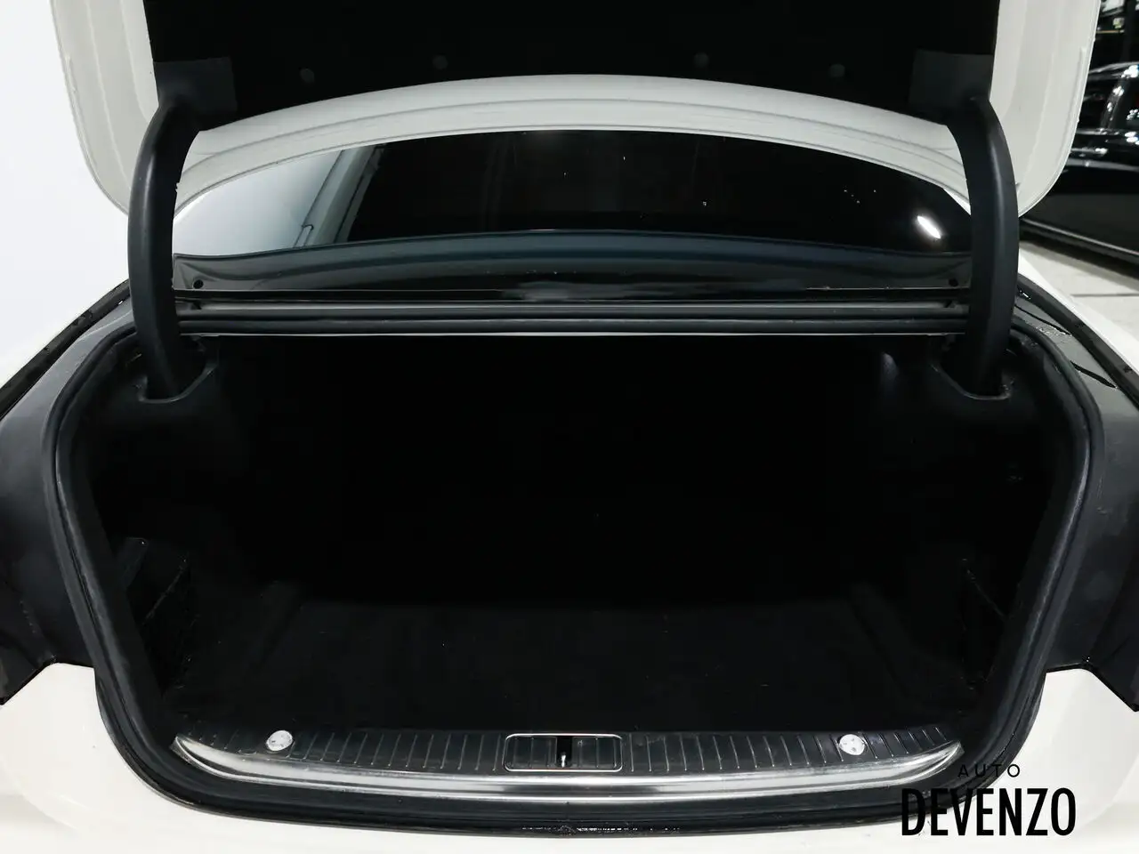 Mercedes-Benz S-Class снимка Mercedes-Benz S-Class