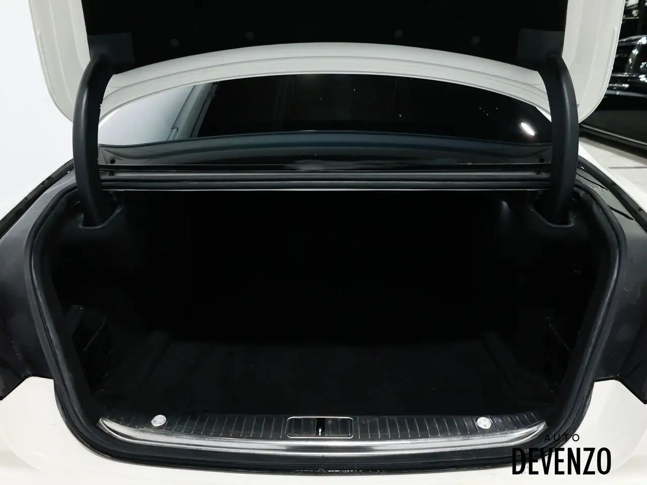 Mercedes-Benz S-Class снимка Mercedes-Benz S-Class