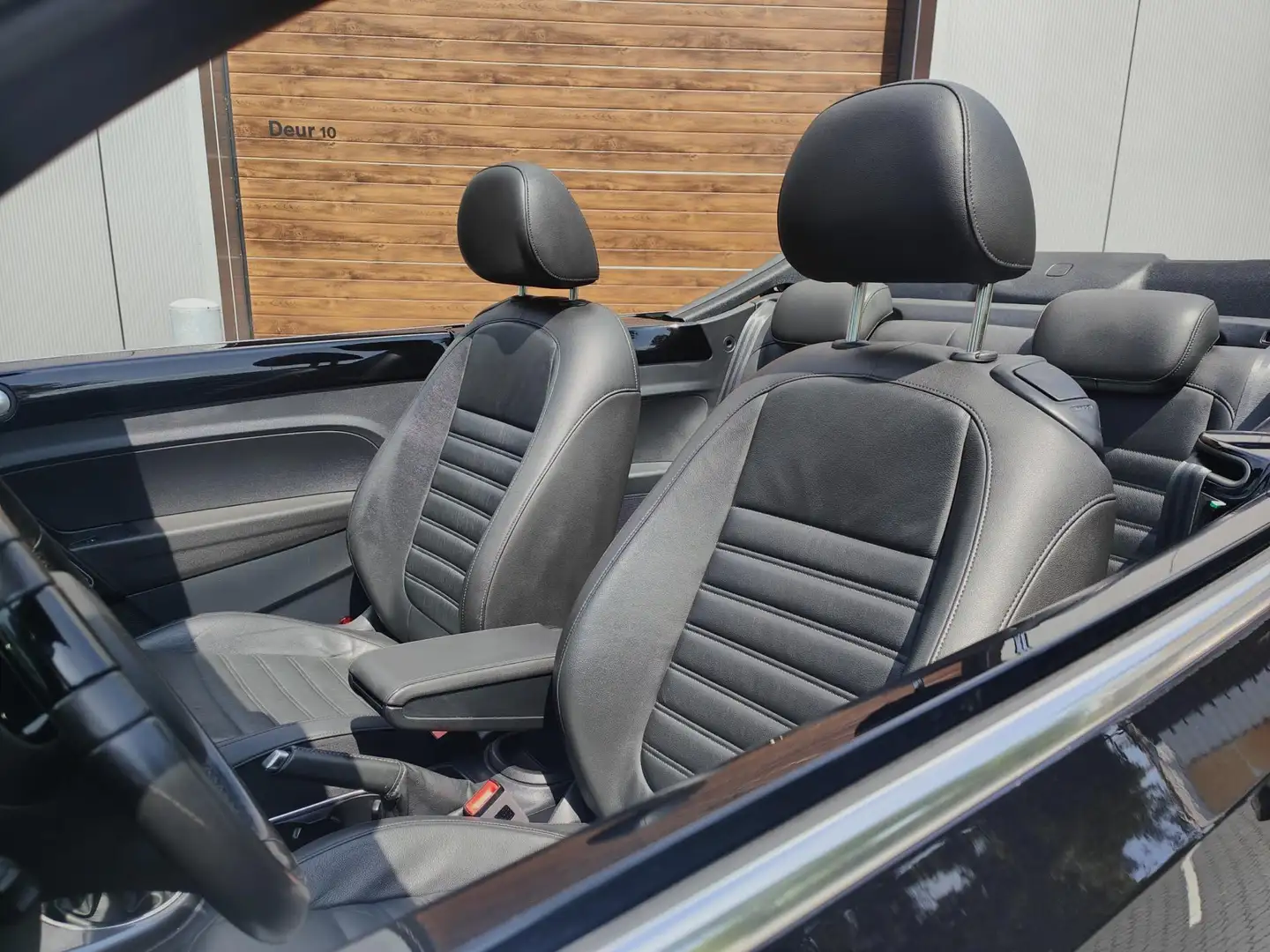 Volkswagen Beetle Cabriolet 1.2 TSI Exclusive Series Noir - 2