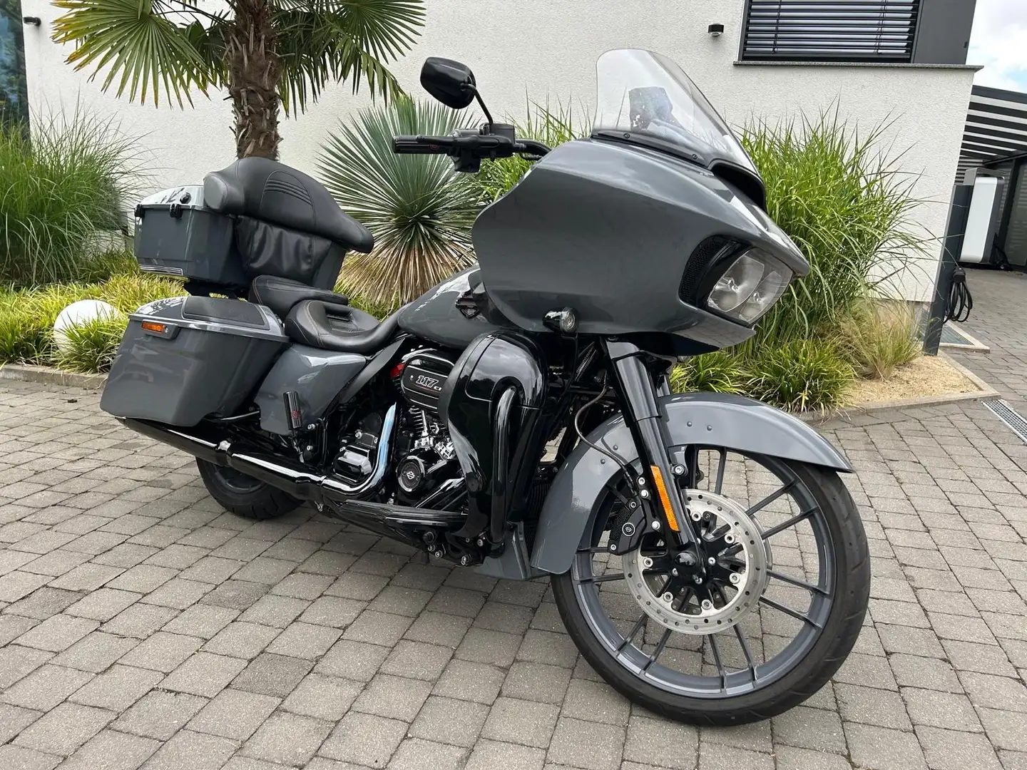 Harley-Davidson Road Glide CVO Gris - 1