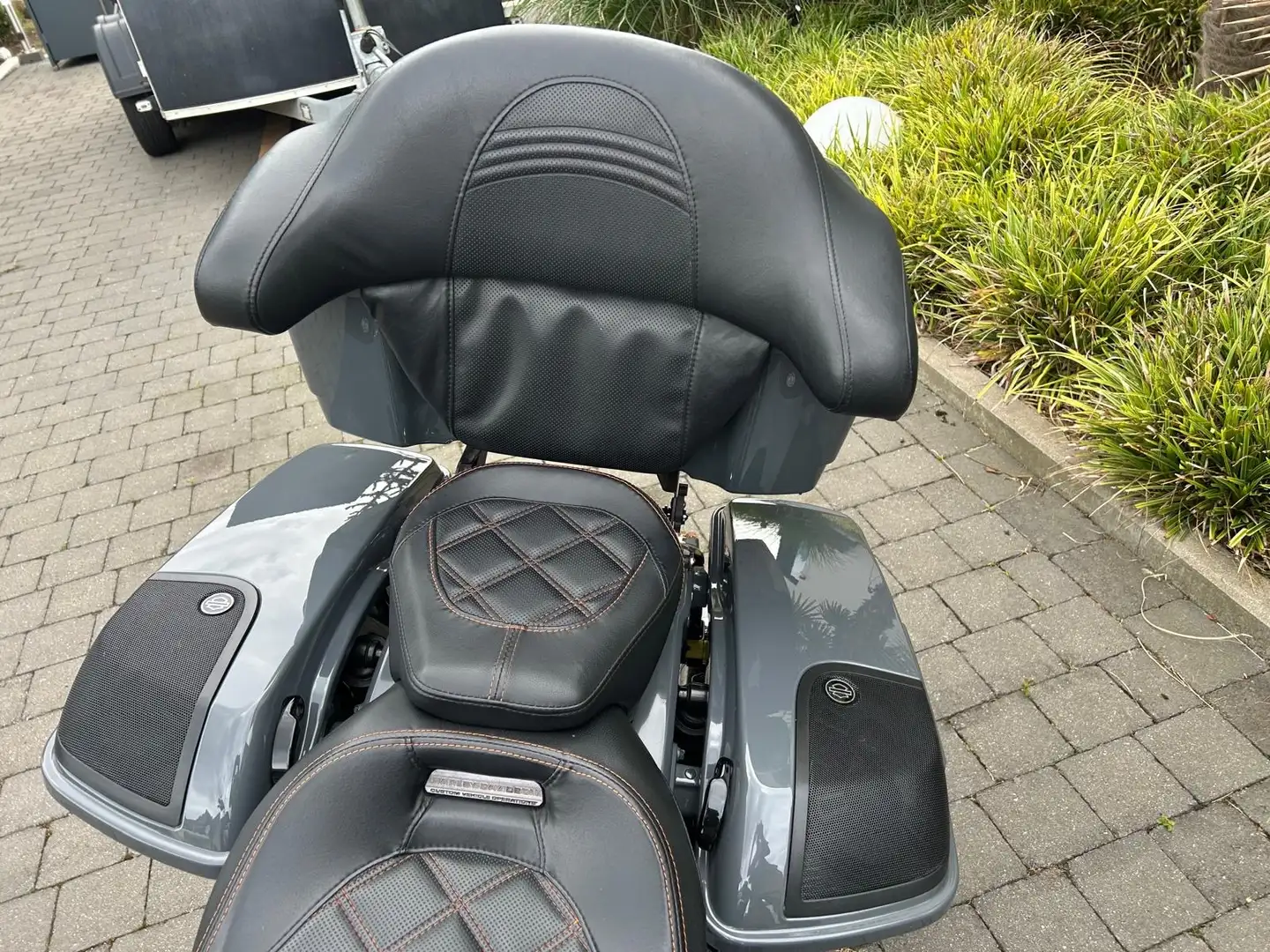 Harley-Davidson Road Glide CVO Gris - 2