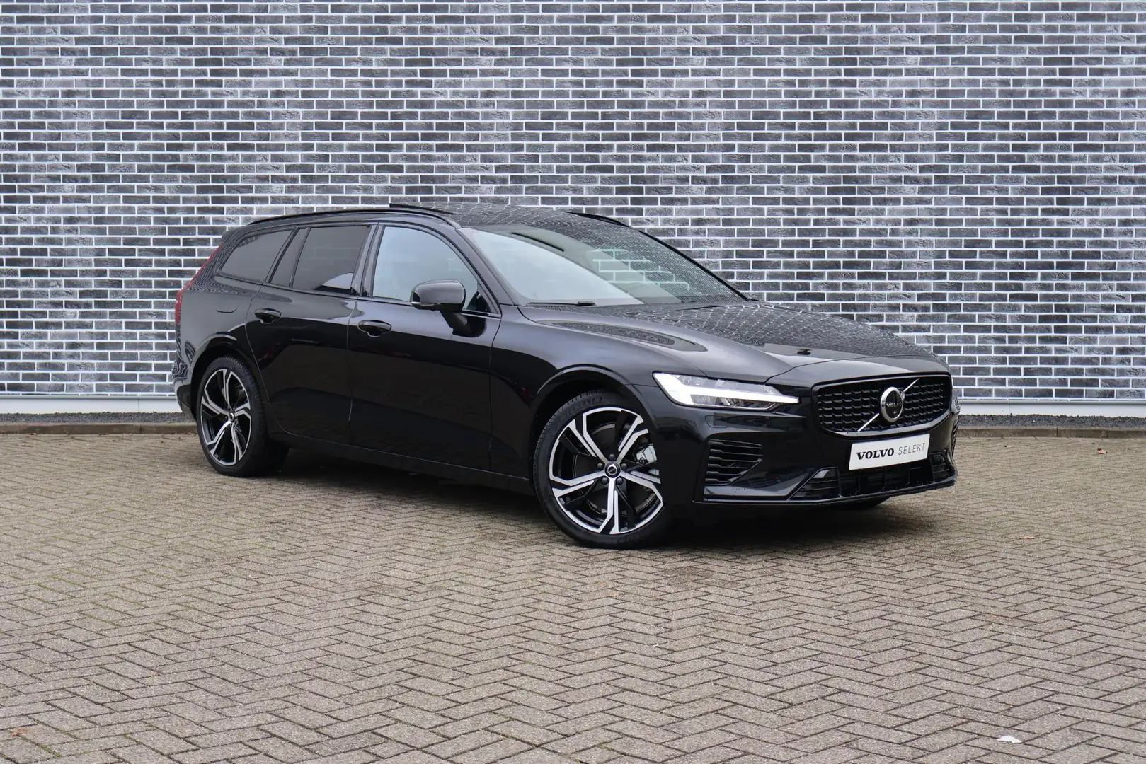 Volvo V60 2.0 T8 Plug-in hybrid AWD Ultimate Dark | Panorama Zwart - 2