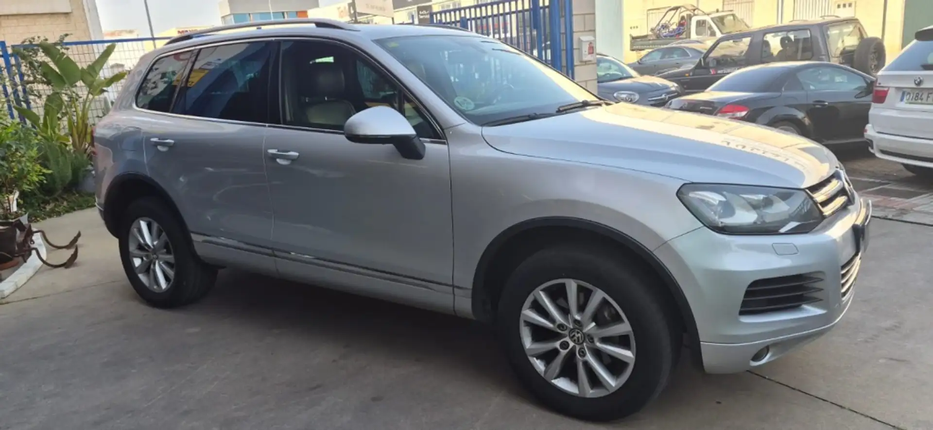 Volkswagen Touareg 3.0TDI V6 BMT Premium TerrainTech 245 Tip. Gris - 1
