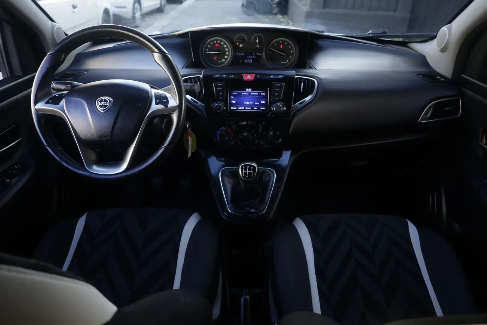 Lancia Ypsilon Lancia Ypsilon 1.2 69 CV 5 porte Platinum Unicopr Silber - 2