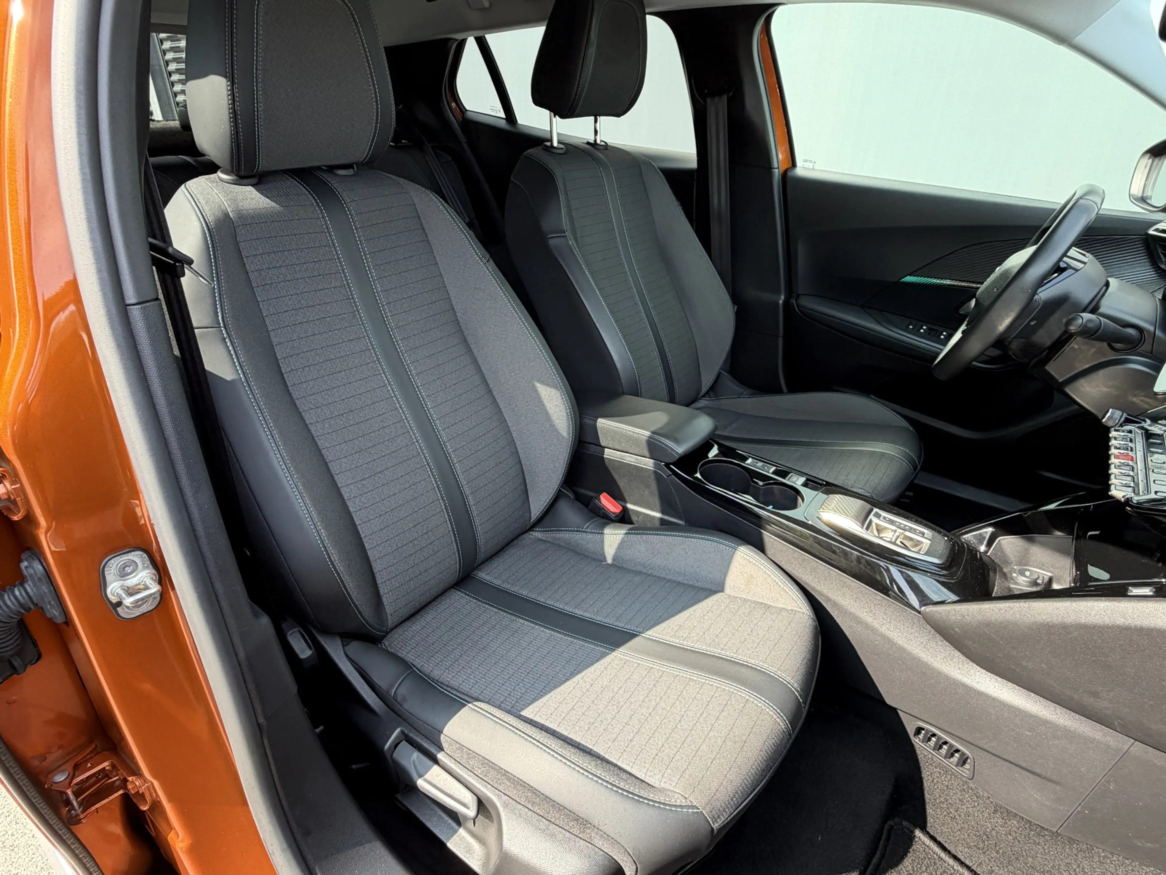 Peugeot e-2008 BWJ 2022 | EV 136PK Allure 50 kWh | LEDER/STOF | C — photo 42